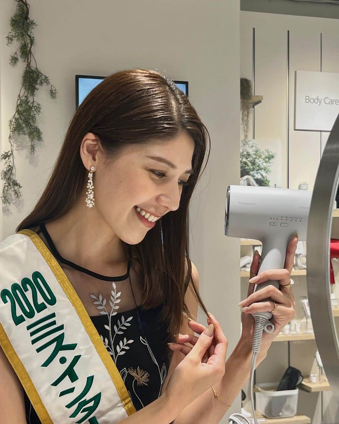 寺内千穂さんのインスタグラム写真 - (寺内千穂Instagram)「Panasonic Beauty OMOTESANDO🫶💕  2023ミス・インターナショナルベトナム代表とマカオ代表と一緒に、新しいできたパナソニックビューティー表参道へ。気軽に最新の美容機器を体験することができます🤍 ぜひお立ち寄りください🥰  @panasonic_beauty  @panasonicbeauty_mibp  https://panasonic.jp/beauty/omotesando.html #nanoedryer #nanoe #panasonicbeauty  #misspanasonic2023 #ad」10月21日 11時36分 - chiho_terauchi