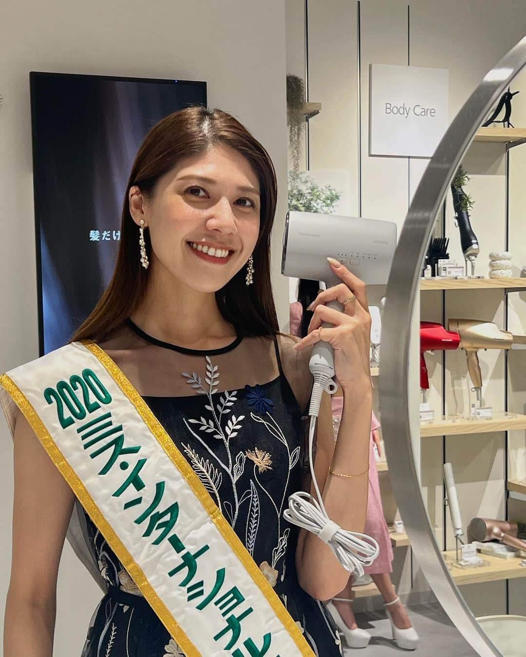 寺内千穂のインスタグラム：「Panasonic Beauty OMOTESANDO🫶💕  2023ミス・インターナショナルベトナム代表とマカオ代表と一緒に、新しいできたパナソニックビューティー表参道へ。気軽に最新の美容機器を体験することができます🤍 ぜひお立ち寄りください🥰  @panasonic_beauty  @panasonicbeauty_mibp  https://panasonic.jp/beauty/omotesando.html #nanoedryer #nanoe #panasonicbeauty  #misspanasonic2023 #ad」