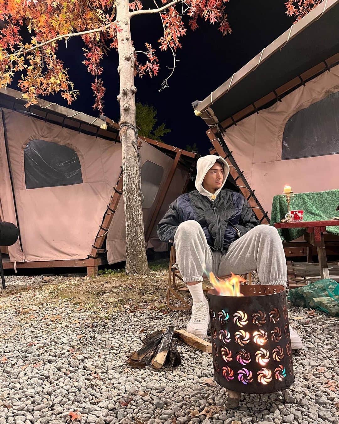 ソヨン さんのインスタグラム写真 - (ソヨン Instagram)「. #가을 , #불멍 #캠핑 👫🏻🏕️🍂☕️  빨리 가자… 집에 개들 기다린다…」10月21日 11時37分 - melodysoyani