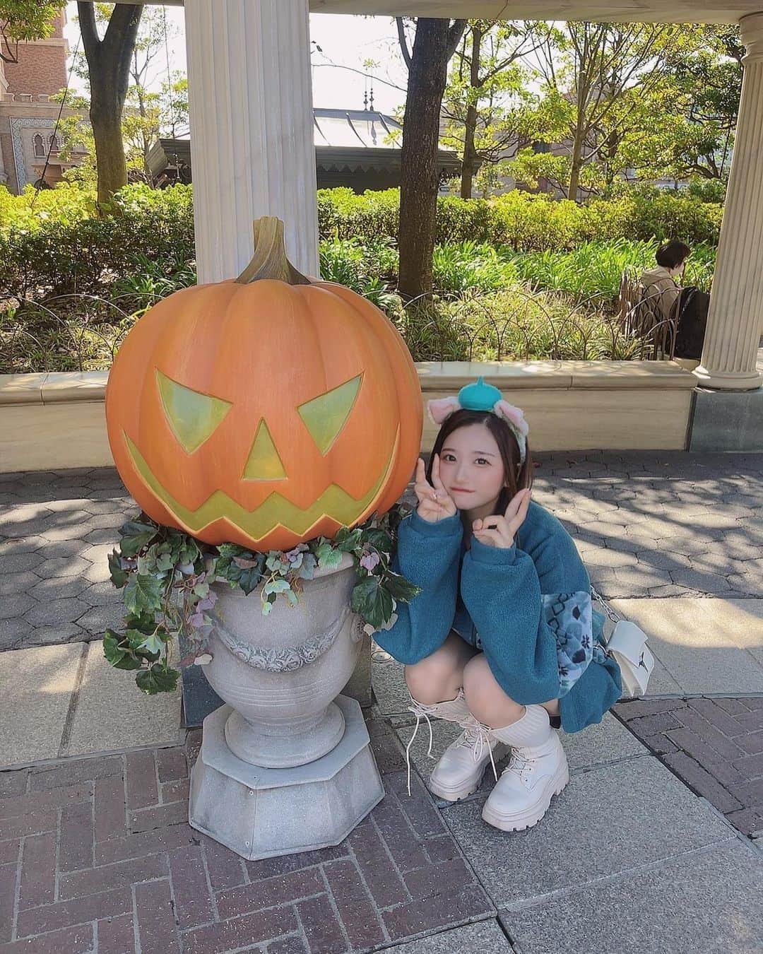 夢実あすかのインスタグラム：「🎃.*･ﾟ　.ﾟ･*. ．  ．  ハロウィンけっこうすき🤤❤︎お菓子作りたいな🤤  ．  ．  ．  ．  ．  ．  ．  ． #japaneseidol #japanesegirl #idol #instagood #instalike #selca #followforfollowback #selfie #ロングブーツコーデ #ootd #dailylook #instafashion #followme #秋コーデ #ディズニーハロウィン #今日のコーデ  #アイドル  #ジェラトーニコーデ #ディズニーシー #ラフコーデ #ゆる巻き #古着女子 #デコ出し #ディズニーコーデ #いいね返し #自撮り #自撮り女子 #自撮り界隈 #推してください #ディズニー」