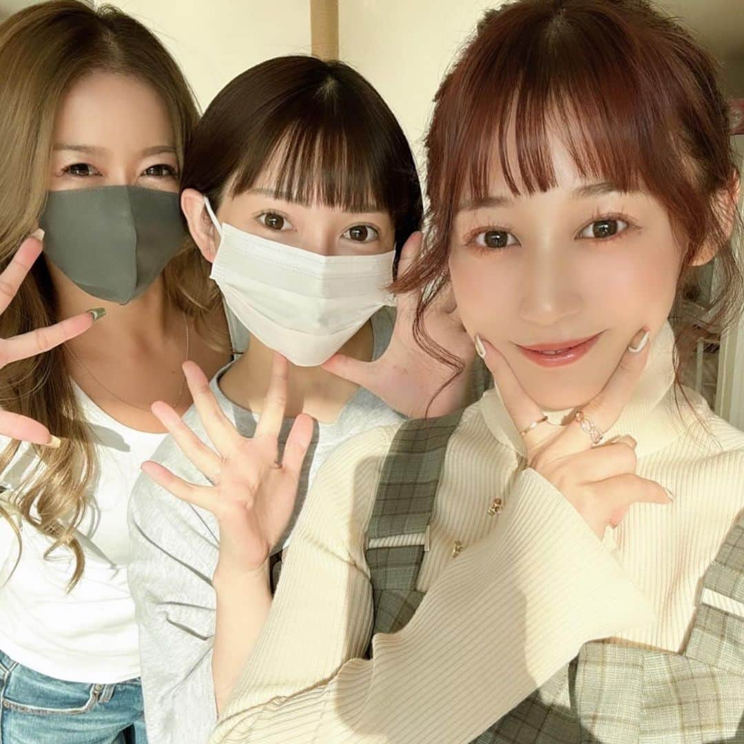 丸の内OLレイナ（美容）のインスタグラム：「過激なお姉さん3人と 大人フレンドになりたい人はイイネして😼🤍  #チェリーライバー #性獣さち #ノーブラまっか #丸の内パンツ」