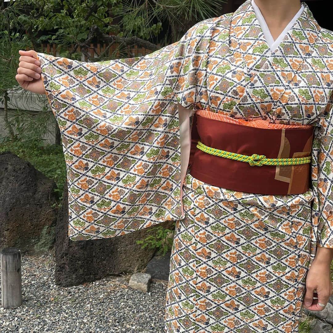 原宿シカゴさんのインスタグラム写真 - (原宿シカゴInstagram)「#原宿シカゴ京都店 . #着物　👘🇯🇵🏯 もうすぐ紅葉シーズンですね🍁🍵  原宿シカゴ京都店では2階にて 着物や帯などの和物アイテムを男女ともに 大量展開しております✨  原宿シカゴの着物を着て 京都観光しませんか〜😆🌈  📍原宿シカゴ京都店  〒604-8061 京都府京都市中京区寺町通六角下る式部町258番地 ℡075-212-5391 営業時間 11:00〜20:00  . #harajukuchicago#used#usedclothig#vintage#kyoto#kyototravel#fashion#instagood#ootd#outfit#kimono#yukata#kimonostyle #原宿シカゴ#古着屋#京都#京都古着屋#京都観光#河原町#寺町#寺町商店街#古着mix#古着ファッション#古着コーデ#和服#和装#着物コーデ#着物コーディネート」10月21日 11時52分 - harajukuchicago_official