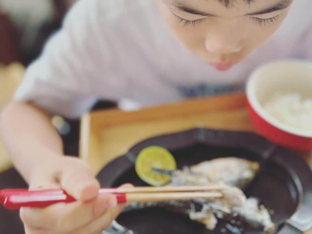 萩野志保子さんのインスタグラム写真 - (萩野志保子Instagram)「過日の #釣って食べる 朝食。 外道扱いされることの多いウミタナゴとスズメダイ ですが、息子は塩焼き一択で好物。 釣れると塩焼き塩焼き！と喜びますw ✔︎白身がふかふか ✔︎骨が細くて柔らかい 🙆  天ぷらにしたベラ の骨を低温で揚げて骨せんべいに🐟🩻🍘 こんなにちいちゃなお魚さんの時に言うのも何なのですが笑 もう、キッチンで釣った魚を捌くのが普通になってきたこと、 そのことに毎回まだ いちいち感動しています。 #50代の成長  #塩焼き #ウミタナゴ #スズメダイ  #天麩羅  #ベラ #9歳 #息子 #おともだちも一緒に #釣り #仕掛けから何から #釣り方を教えてあげていました #教えてあげられると #自分も上達できるよね #釣って捌く #釣って食べる #命に感謝 #釣りスタグラム」10月21日 11時48分 - shihoko_hagino