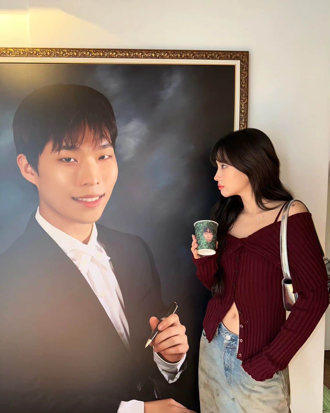 ソヨンのインスタグラム：「영감을 얻어가요👣 #이찬혁영감의샘터」