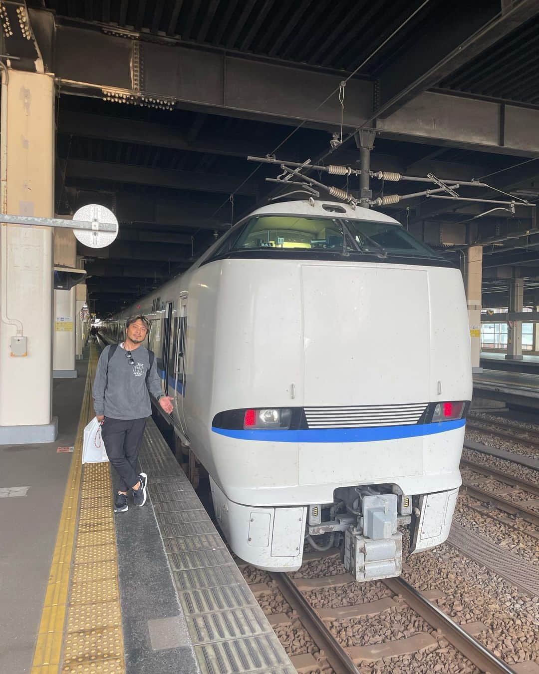 光永亮太さんのインスタグラム写真 - (光永亮太Instagram)「FM COCOLO「MOVE ON SATURDAY」内の「赤い風船 TRAVEL UPDATE」にて今日は金沢のオススメスポットその1をご紹介しました！  取材で訪れた秋の金沢、最高だったのです！  大阪からはサンダーバードでおよそ2時間30分。金沢駅へ。 金沢駅の兼六園口にある、おもてなしドーム。金沢は雨や雪が多いので『駅を降りた人に傘を差し出すおもてなしの心』をコンセプトに誕生したそうです。 荘厳で大迫力な鼓門。高さが13.7mある柱に支えられた門構えは圧巻。駅に降り立っていきなり見所があるって嬉しい。  金沢駅の鼓門から金沢駅通りをまっすぐ進んで徒歩10〜15分。「近江町市場」に到着！ 金沢の食文化を支える『市民の台所』として親しまれている市場。狭い小路には約170の店が並んでいます。海鮮など全てがとにかく安くてびっくり！！秋刀魚、ヤリイカやハタハタ、これから旬を迎えるズワイガニも並んでいて目移り。売り物の生牡蠣をその場で味わえるお店などもあって、平日にも関わらず大賑わい！地物の野菜「加賀野菜」や果物も並んでいました。思わず財布の紐が緩むと思います（笑）  そして金沢市の中心部に位置する兼六園。石川県を代表する観光名所でありながら、風光明媚な庭園で、日本三名園のひとつ。国の特別名勝にも指定されています。この日も団体客や外国人観光客で大賑わい！広大な園内には築山（ちくやま）、池、茶屋などが点在していて、兼六園の園内、ゆったりと散策を楽しみました。。訪れた日は天気も良くて通り抜ける秋風がとにかく気持ちよかった！これからは紅葉シーズン。季節によって表情を変えるので、一年を通して楽しめる場所。  兼六園に隣接する金澤神社にもお参り。学問向上、商売繁盛、災難避け、交通安全にご利益があるとされています。本殿の隣には小さな赤鳥居が連なっていて美しい。  そしてそのまま歩いて金沢21世紀美術館へ！ 金沢21世紀美術館と言えば「レアンドロ・エルリッヒ」の「スイミング・プール」が有名。見ている人が実際に作品の内部へと入り込むことができ、面白い写真も撮れる「インスタ映え」することでも人気の展示。残念ながらこの日はすでに予約枠でいっぱいで下に入ることはできなかったのですが、上から見ることはできました。  現在、金沢21世紀美術館では「DXP（デジタル・トランスフォーメーション・プラネット）1次のインターフェースへ」と「それは知っている：形が精神になるとき」が主催展覧会として開催中。僕個人的には12番の展示、Kono Tomohiroさんの「Digital Outfit/ 着る」という展示にグッときました。展示場には天井からウィッグのような、クラゲのようなものが無数にぶら下がっていて、鏡のようなディスプレイが壁にたくさんかかっています。そこに自分が映り込むと、バーチャルで仮面やウィッグを装着してくれるという仕掛けが。デジタルのものを着る、という面白い感覚に陥ります。この展示空間は彩りも鮮やかで、とってもポップ。  そして夜に行くならば全力でオススメしたいのが「チームラボ金沢城 光の祭」。戦国時代から江戸時代まで14代にわたり前田家が居城した金沢城。その金沢城をデジタルテクノロジーによってそのままアート空間にしているというプロジェクト。18時から21:30まで。11月26日まで開催しています。ここがとにかく美しくてめちゃくちゃ感動しました！  古きお城に最新のテクノロジー。融合している上に、本来の金沢城の美しさを更にアップグレードしていたから驚き。お城の石垣にさまざまな映像を浮かび上がらせ、新しい世界観を紡いでいくその様は息を呑む美しさ。どれも色鮮やかで、まるで蜷川実花さんの映像作品の中に入り込んだかのよう。そしてチームラボと言えばカラフルな卵の形をした球体の数々。そもそもこの球体の数々は自立しているのですが、これが風で吹かれたりする中で倒れたり、ゆっくりと色も変化していく様も幻想的。そしてこの卵形の球体の数々が妙に木々と溶け合っていて、夢の中に潜り込んだような錯覚に陥るんです。アンビエントな音楽と光の数々、風の音と匂いが全て融和していく不思議な感覚。 終盤、七色にライトアップされた並木道を通り抜けて目に飛び込んでくる金沢城の石垣への映像投影なんてもう鳥肌です。  「お絵描き武将」というコーナーも！好きな武将の絵を一枚選んでクレヨンで塗り絵をします。実際に自分が塗り絵したものをスキャンして読み込んでもらうと、実際に自分が描いた絵がアバターとなって映像として映し出されて動き出すのです！他の武将と話し込んだり、笑い出したり、走り出したり。その仕草もとってもファニーで、ついつい微笑ましくみてしまう。その絵を缶バッジにしてくれるというサービスも。僕も実際に缶バッジを作ってもらいましたが、良い思い出となりました！きっと感動していただけること間違いなしです。 とにかくこの時期の金沢、吹き抜ける風も気持ちよくて、最高すぎました！  赤い風船で「秋の金沢」満喫して下さい！ 控え目に言っても最高でした！  #にこTA #赤い風船 #日本旅行 #チームラボ金沢城光の祭 #兼六園 #近江町市場 #金澤神社 #サンダーバード   @west_akafu」10月21日 11時49分 - mitsunagaryota