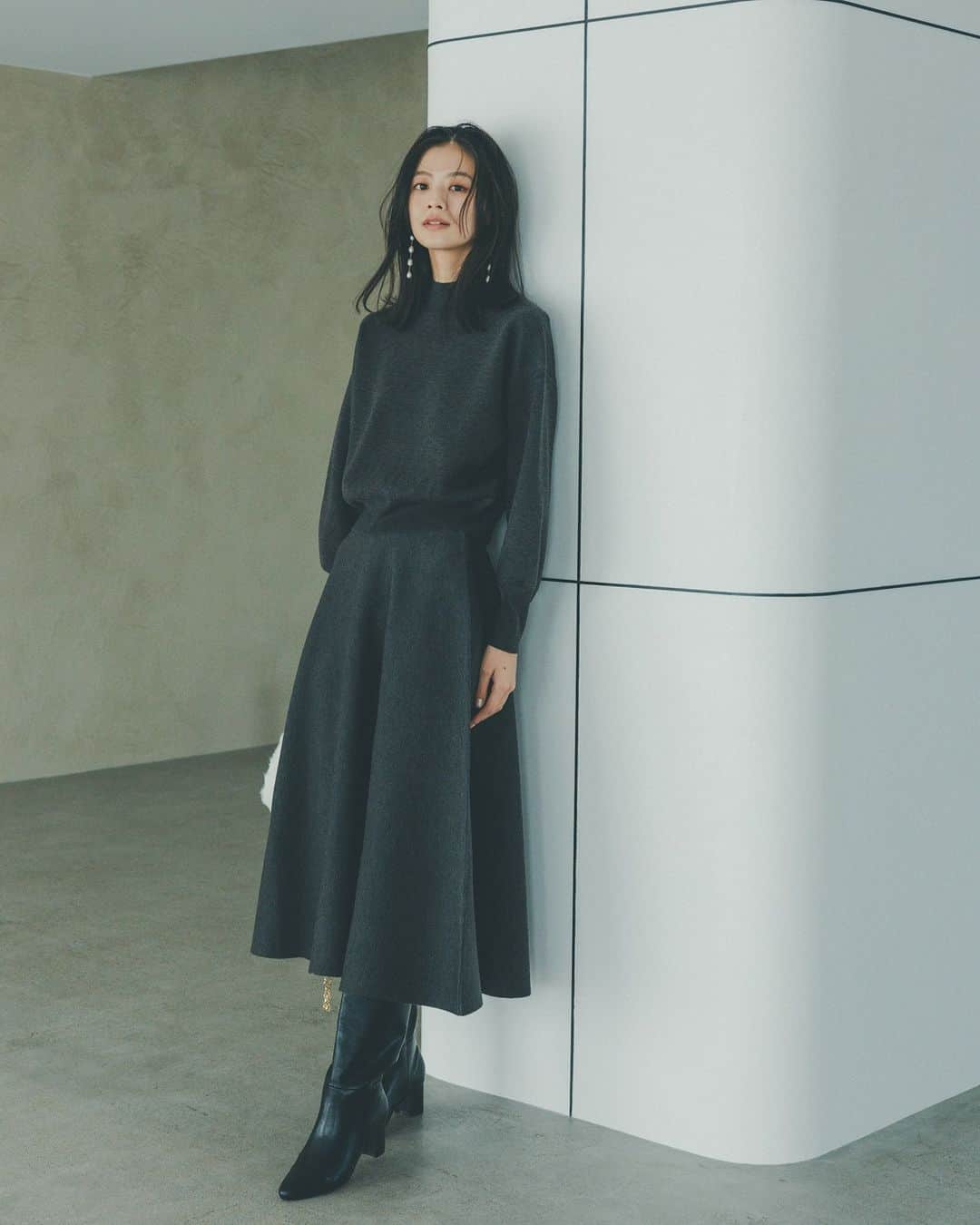 NATURAL BEAUTY BASICのインスタグラム：「松木育未さん着用の 新作webカタログ第2弾が大好評公開中♡  ■ダブルフェイスニットセットアップ ¥14,960 tax in size:M/PS color:チャコール/オフ/ピーコックグリーン  #0173247012  ------------  Knit Addiction♡ Feat.Ikumi Matsuki  これからの季節に欠かせない ニットの新作コレクションをお届け。  フレッシュなキャミ＆カーデのアンサンブルに、 スパンコール、スタイリッシュなベストレイヤードタイプ… デイリースタイルを可愛くおしゃれに アップデートしてくれる旬ニットをずらりラインナップ！  #松木育未 さん #新作アイテム #ニット #ニットセットアップ #フレアスカート #冬コーデ #お出かけコーデ #オフィスコーデ #オフィスカジュアル #通勤コーデ #大人可愛い #カラーコーデ  #着回しコーデ #きれいめカジュアル  #ベーシックコーデ #ベーシック #ナチュラルコーデ #トレンドスタイル #シンプルコーデ #ナチュラルビューティーベーシック #naturalbeautybasic」