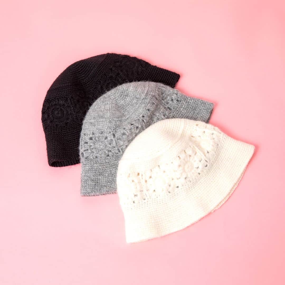 のインスタグラム：「ㅤ ㅤ 今シーズンのハットはニットが気分🧶 ㅤ すっかり定番となったバケットハットに続いて、 今シーズンは丸みのあるシルエットのニットハットが豊富にラインアップ！ 一気に秋冬モードに突入した今、 さらに人気が加速しそうなアイテムをピックアップしてご紹介します！ ㅤ https://www.ca4la.com/shop/feature/pg/1ft231020-knithat/ ㅤ ㅤ ㅤ ㅤ ㅤ ㅤ ㅤ ㅤ #CA4LA #帽子 #ニット帽 #ニットバケハ #バケットハット」