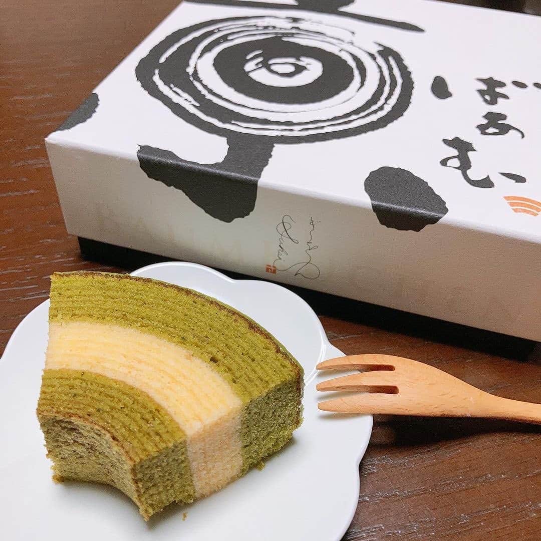 京ばあむ公式のインスタグラム：「\ 京ばあむのほわほわ食感の秘密 /  本日はお客さまよりいただいた 京ばあむの嬉しいご感想をご紹介☺️  ・  \ @asako_23456 さまのご感想💬 /  緑と白のコントラストがとても 素敵なバームクーヘン🙌  箱を開けると製造者さんの名前が書いてあって、 丁寧に手作りされたんだなぁと感じました✨  豆乳が使われているそうで、しっとりほわほわ♪  外側の糖衣がシャリシャリして とても美味しかったです😋 抹茶の風味が口中に広がって余韻が…幸せ💕  あっという間になくなっちゃいました😂  ・  @asako_23456 さま ご感想ありがとうございました！  一層一層に込められた職人の想いを 感じ取っていただき嬉しいです🥰  ご紹介いただいたように 京ばあむといえば しっとりほわほわ食感✨  このほわほわ食感の 秘密は生地づくりにあります！  ・・・  実は❣ 生地の最後の仕上げは 職人の腕で丁寧に素早く混ぜています🖐️  👆こちらのダイナミックな光景は 　  以前の投稿でもご紹介しています...☆  生地の状態を確かめながら“腕”で豪快に混ぜ、 たくさんの空気をふくませることで 機械では表現できない“ほわほわ食感”が生まれます☺  大変な工程ですが、 美味しさを優先するために こだわっている特別な手しごとです💪  京ばあむをお召し上がりの際は しっとりほわほわの食感にご注目ください👀✨  ・  \ 京ばあむのご購入場所は… /  01. 京ばあむ専門店や 京都のお土産屋さんで！  02. 公式オンラインショップで！ 実はお取り寄せもできるんです😌  👇プロフィールURLより 公式オンラインショップをご覧ください✨  @kyo_baum　  #京ばあむ #バームクーヘン #抹茶スイーツ #抹茶 #京都 #京都スイーツ #京都グルメ #京都土産 #baumkuchen #kyobaum #kyoto #matcha #お取り寄せ #お取り寄せスイーツ #お取り寄せグルメ」