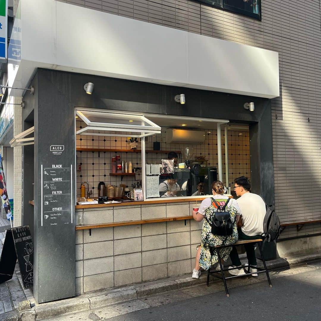 ABOUT LIFE COFFEE BREWERSのインスタグラム：「【ABOUT LIFE COFFEE BREWERS 道玄坂】  The weather is nice and it's a great coffee day☀️ We are also waiting for you to use the terrace seat or take out for a walk!🥤  We are waiting for you on the weekend from 11-18👫  天気も良くてとてもコーヒー日和ですね🚶 テラス席や散歩のテイクアウトもご利用お待ちしております✨  週末は11時から18時までお待ちしております🏠  🚴dogenzaka shop 9:00-18:00(weekday) 11:00-18:00(weekend and Holiday) 🌿shibuya 1chome shop 8:00-18:00  #aboutlifecoffeebrewers #aboutlifecoffeerewersshibuya #aboutlifecoffee #onibuscoffee #onibuscoffeenakameguro #onibuscoffeejiyugaoka #onibuscoffeenasu #akitocoffee  #stylecoffee #warmthcoffee #aomacoffee #specialtycoffee #tokyocoffee #tokyocafe #shibuya #tokyo」