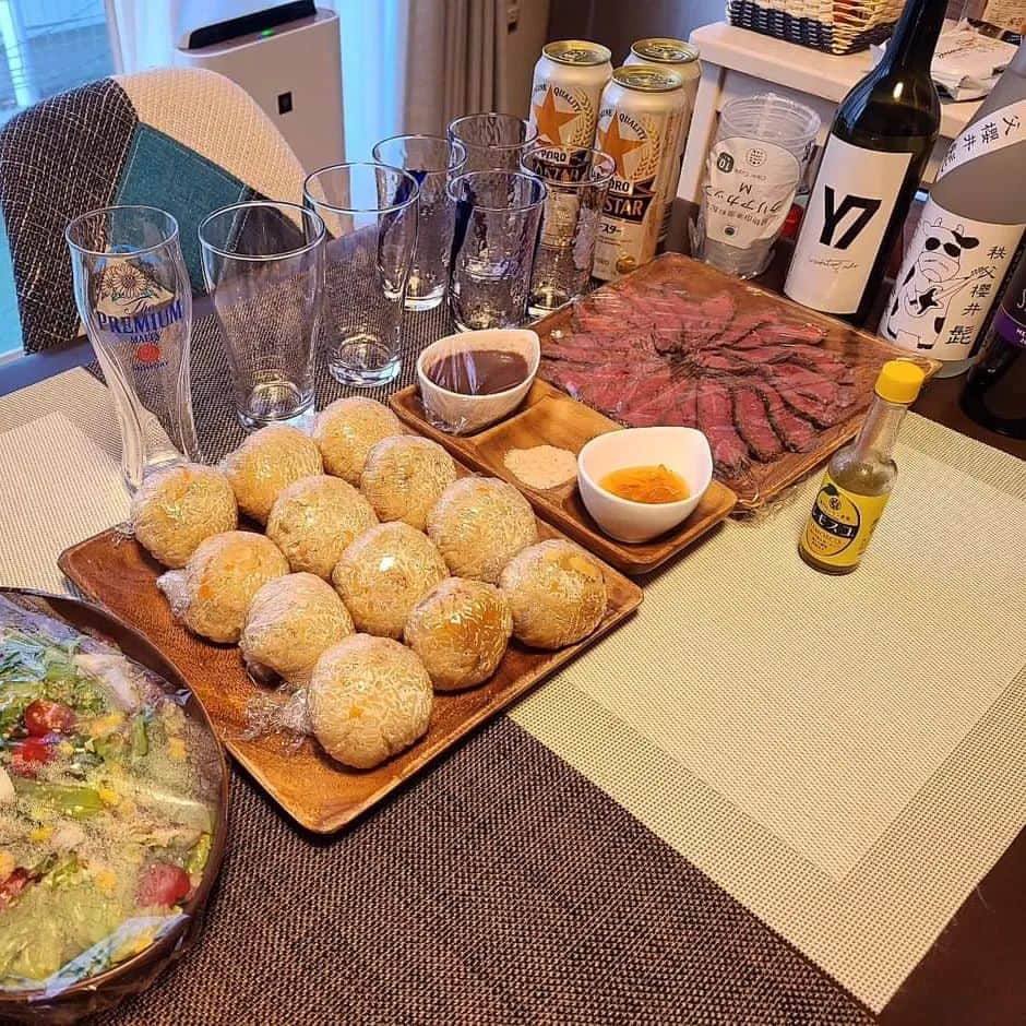 島田佳奈のインスタグラム：「今日は、ガンバサポと我が家で試合観ながら宅飲み。 準備はすべて旦那がやってくれた。私は掃除機（ロボットに指令するだけ）とトイレ掃除しただけ！笑」
