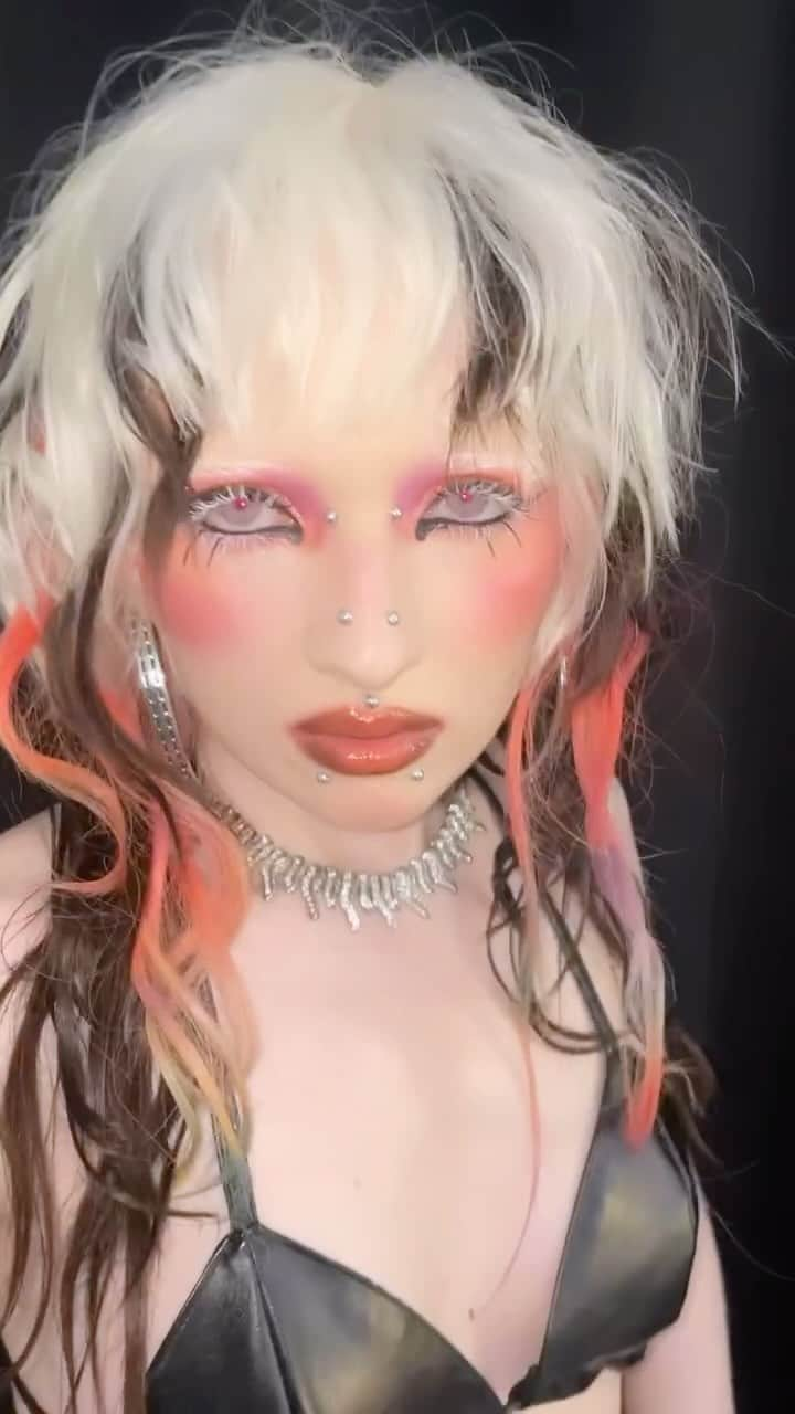 ナスチャのインスタグラム：「my favorite look ever 💅🏻🖤💗 makeup by @glashagurianova」