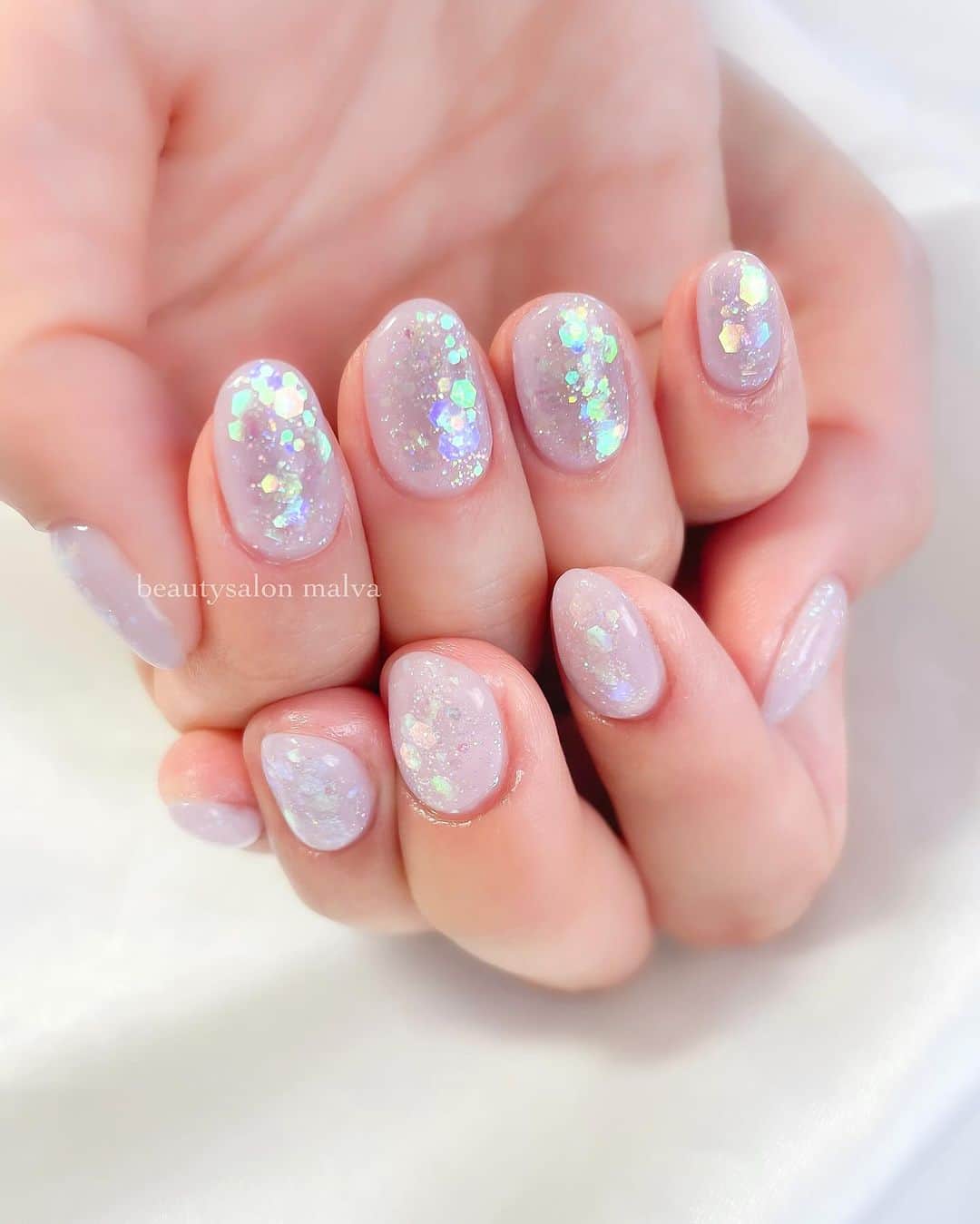 nailsalon malva（ネイルサロンマルヴァ）のインスタグラム：「顧客様お任せキラキラ1カラー！ ⁡ キラキラしたネイルで、 フラットがリクエストなお客様😊 ⁡ シースルーパープルに、 malvaオリジナルラメホロmixのせました✨ ⁡ ↪︎ ネイルのケアと保証期間 ⁡ malvaのネイルはドライケア、カットスタイルも込みです。 保証期間は約4週間となります（※ご新規様は3週間となります）。 ⁡ ＿＿＿＿＿＿＿＿＿＿＿＿＿ ⁡ ⁡ 𝐛𝐞𝐚𝐮𝐭𝐲𝐬𝐚𝐥𝐨𝐧 𝐦𝐚𝐥𝐯𝐚⠀ 📍明治神宮前駅｜原宿駅　徒歩𝟑分 ⠀ 💬ご予約やお問い合わせ 𝐋𝐈𝐍𝐄から承っております @ 𝐦𝐚𝐥𝐯𝐚 ⁡ お気軽にご連絡ください♡ ⁡ ⁡ ＿＿＿＿＿＿＿＿＿＿＿＿＿＿ ⁡ ▸ジェルネイル｜スカルプ｜ネイルケア ▸まつげカール｜まつげエクステ｜ワンホンエクステ ▸ハーブよもぎ蒸し ▸ワックス脱毛 ⁡ \ アシスタント募集中💁‍♀️ / ⁡ ▸リモート可オンラインの画像動画制作アシスタント ▸サロンワーク全般アシスタント ⁡ ⁡ #秋ネイル2023 #ラメホロネイル #ショートネイル  #キラキラネイル #malva #malvaネイル  #グリッターネイル #秋ネイル  #ちゅるんネイル #原宿ネイル #透明感ネイル  #表参道ネイル #東京ネイルサロン　#明治神宮前ネイル #新宿ネイル #千駄ヶ谷ネイル  #harajukunails #tokyonails #tokyonailsalon ⁡」