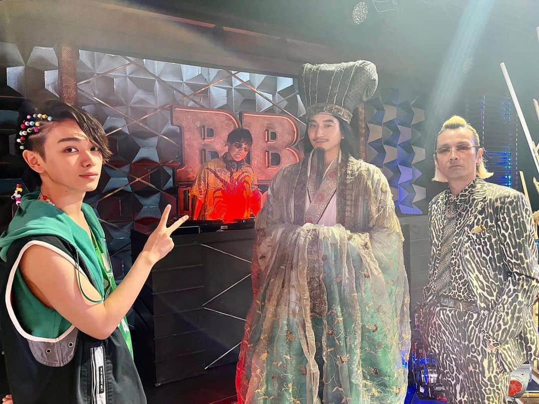 のインスタグラム：「「#パリピ孔明」𝗢𝗳𝗳 𝗦𝗵𝗼𝘁📸▞▞▟  バトル、オフショット🎧  孔明＆KABE覚醒のラップバトル！ DJ SATORIとMC小林の盛り上げもチェック！  4話のTVerの見逃し配信は25日（水）22時まで！ ぜひTVerでご覧下さい✨  #向井理 #宮世琉弥 #結城駿 #森山未來」
