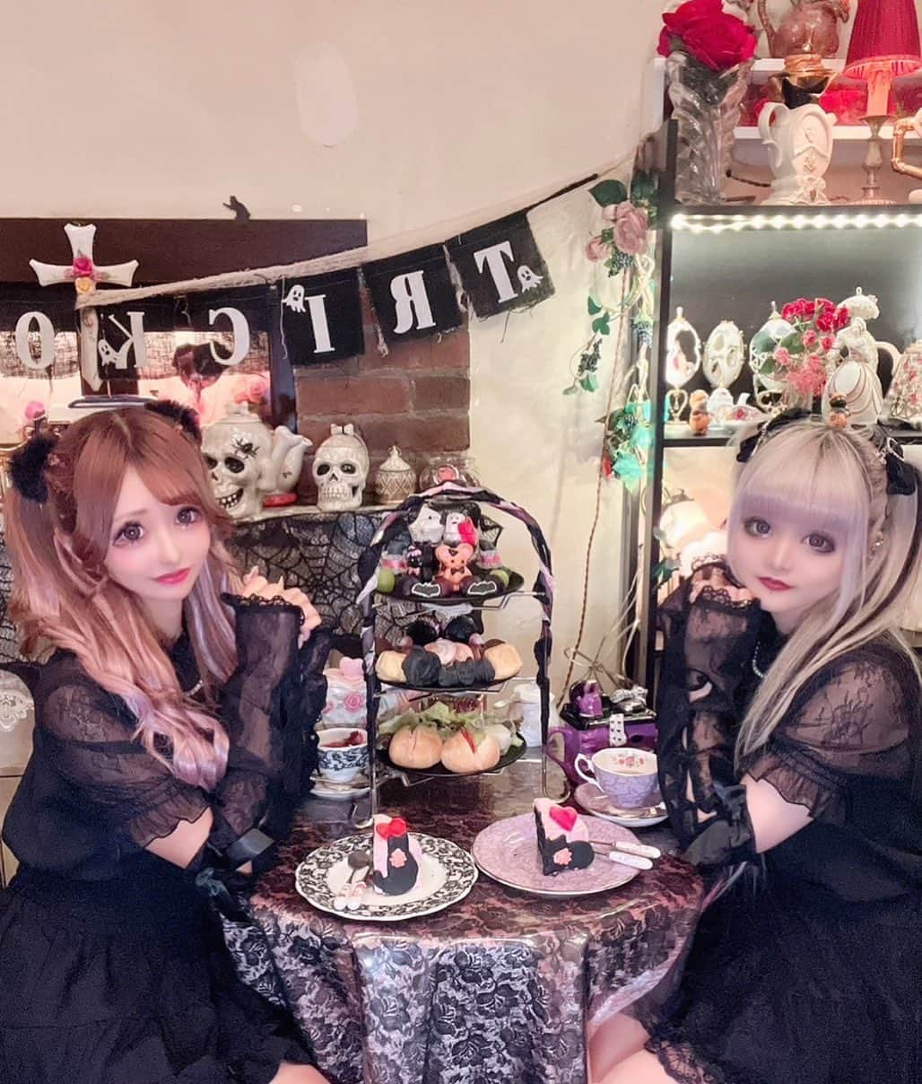 桜咲姫奈さんのインスタグラム写真 - (桜咲姫奈Instagram)「🖤なあちゃんとデート🖤 久しぶりにおでかけうれちい(⁎ᴗ͈ˬᴗ͈⁎)♡ ぷりめろふたごちゃんしたよ🫶  なあちゃんアームウォーマー 無くさないでねっっ🙌笑  次はまたやきにくデート しよーう☺️🖤  #プリメロ #プリメロコーデ #marscoordinate #mars #PrincessMelody #LiLimPark #マーズ #マーズコーデ #ガーリーコーデ #地雷コーデ #量産型コーデ #地雷系女子 #地雷女 #地雷系 #量産型オタク #量産型 #量産型女子 #ガーリー #リボン」10月21日 12時09分 - himena_ousaki