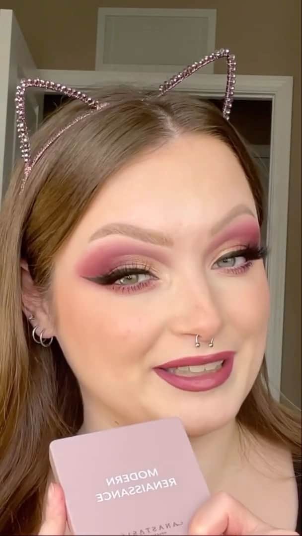 Anastasia Beverly Hillsのインスタグラム：「Proudly wearing pink for fall 💖 @breyonnafaye (she/her) uses our Modern Renaissance Mini for this gorgeous fall look! ✨  Get the look at the link in bio! 💫  #AnastasiaBeverlyHills #fallmakeup」