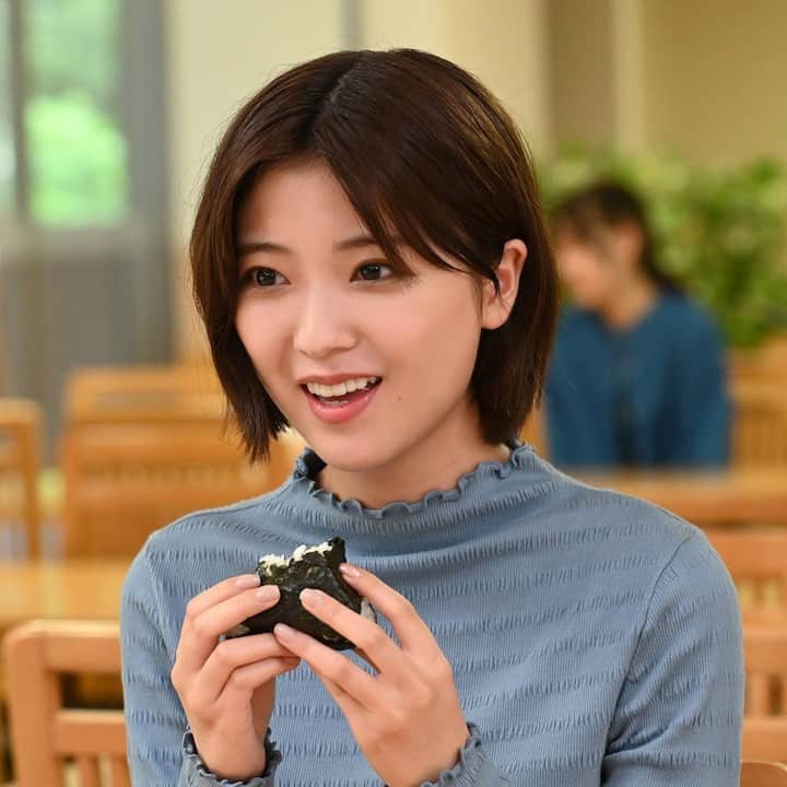 東海テレビ「いつかこの雨がやむ日まで」のインスタグラム：「🍳土ドラ『 あたりのキッチン！』🍳  ＼✨第2話 今夜23:40〜放送✨／  今夜のお品書きは… 少食の方へ、栄養バランスもOK『サバの味噌煮』  今夜放送の第2話では、食に無関心な鈴代桜のために、清美が #サバの味噌煮 を作ります‼ 桜を演じる #工藤美桜 さんに、思い出の味、一品を聞いてみました😄  ／ インタビューは番組サイトで公開中‼ ※ハイライトにリンクあります ＼  桜のための『サバの味噌煮』レシピは、番組サイトで一足先に作り方をご紹介💨  このレシピに込められた思いとは… 今夜の放送もチェック👀  レシピは番組サイト＆Instagramで公開中‼ ※ハイライトにリンクあります  🍳🌟🍳🌟🍳🌟🍳🌟🍳🌟🍳🌟🍳🌟🍳🌟🍳  土ドラ『 あたりのキッチン！』 第2膳 10/21(土)よる11:40〜放送  コミュニケーション能力はゼロ…でも 食材から調味料の配合までぴったり的中できる！ “絶対味覚”をもつ大学生・辺 清美の成長物語。 挙動不審でいつも空回り!？ 接客は０点だけど想いを込めた料理でオーダー以上の美味しさをお届け！ 食欲の秋！胃袋も心も掴むハートフル“グルメ”ドラマ！  🍳🌟🍳🌟🍳🌟🍳🌟🍳🌟🍳🌟🍳🌟🍳🌟🍳  #あたりのキッチン！ #桜田ひより #窪塚愛流 #工藤美桜 #峯村リエ #原沙知絵 #渡部篤郎 #土ドラ #ドラマ #グルメ #料理 #レシピ #白乃雪 #講談社 #アフタヌーン #漫画」