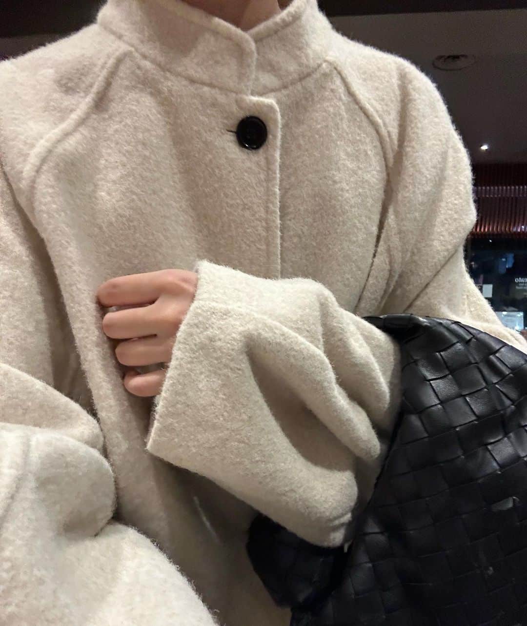 kannnaのインスタグラム：「帰りにみんなでスタバな日♡ ノペッとしすぎてない生地にこだわったコート。 (今期生地で試行錯誤ランキング3位には入ってる) ポケット見て？可愛いねん😌♡ 冬にマフラー白巻いて オールホワイトコーデ絶対するぅ！」