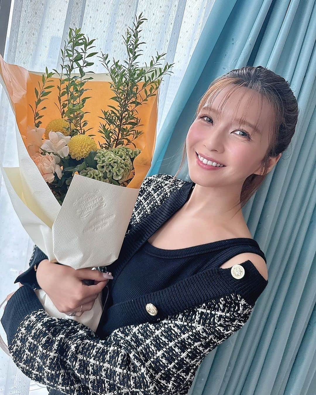 宇野実彩子のインスタグラム：「． @voguejapan さんの #ビューティシークレット 撮影終わり💐🧡  セルフメイク上手くできたくない??💕 超すっぴんスタートからの抜け感メイクです🪞🪄 今のリアルなメイクアイテムいっぱい紹介してます!! YouTubeでぜひ見てね✨  みんなの最近のスキンケア•メイク事情も教えてね💬  👗: @lavanda.jp のお気に入りセットアップ🍁」