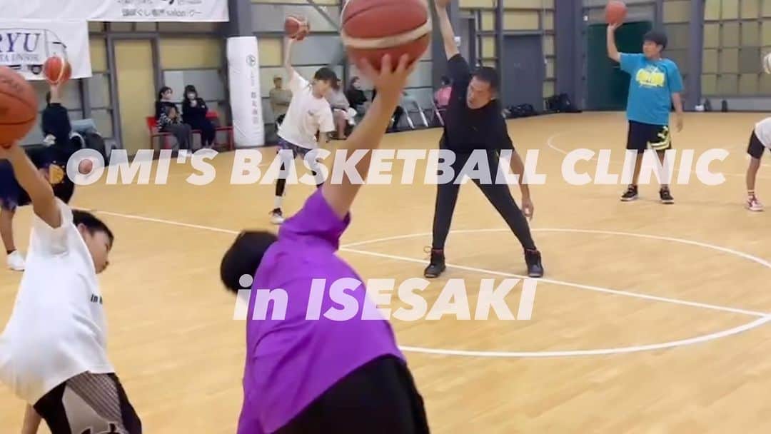 大宮宏正のインスタグラム：「10月18日（水）OMI'S BASKETBALL CLINIC」を開催しました。 今回のテーマは「PASS」🏀  次回10月最後の伊勢崎CLINICは 25日（水）になります。  次のテーマは  「SHOOT」です🏀  ●日時 10月25日 水曜日19:00-21:00  ●会場 　📍群馬県伊勢崎市上田町９３−３X PARK 1510（クロスパークイチゴイチエ）  ✅詳細は下記の公式LINEにてご確認ください  https://lin.ee/KHbBepZ   #omisbasketballshcool  #omisbasketballclinic  #大宮宏正 #考えるバスケットの会 #中川直之 #群馬県#伊勢崎  #伊勢崎バスケ #宇都宮バスケ #宇都宮スクール #バスケ教室 #男子バスケ #女子バスケ #ミニバス #キッズアスリート  #bleague  #basketball #バスケット #ばすけ #バスケットボール #バスケ #太陽 #breakthrough #ブレイクスルー」