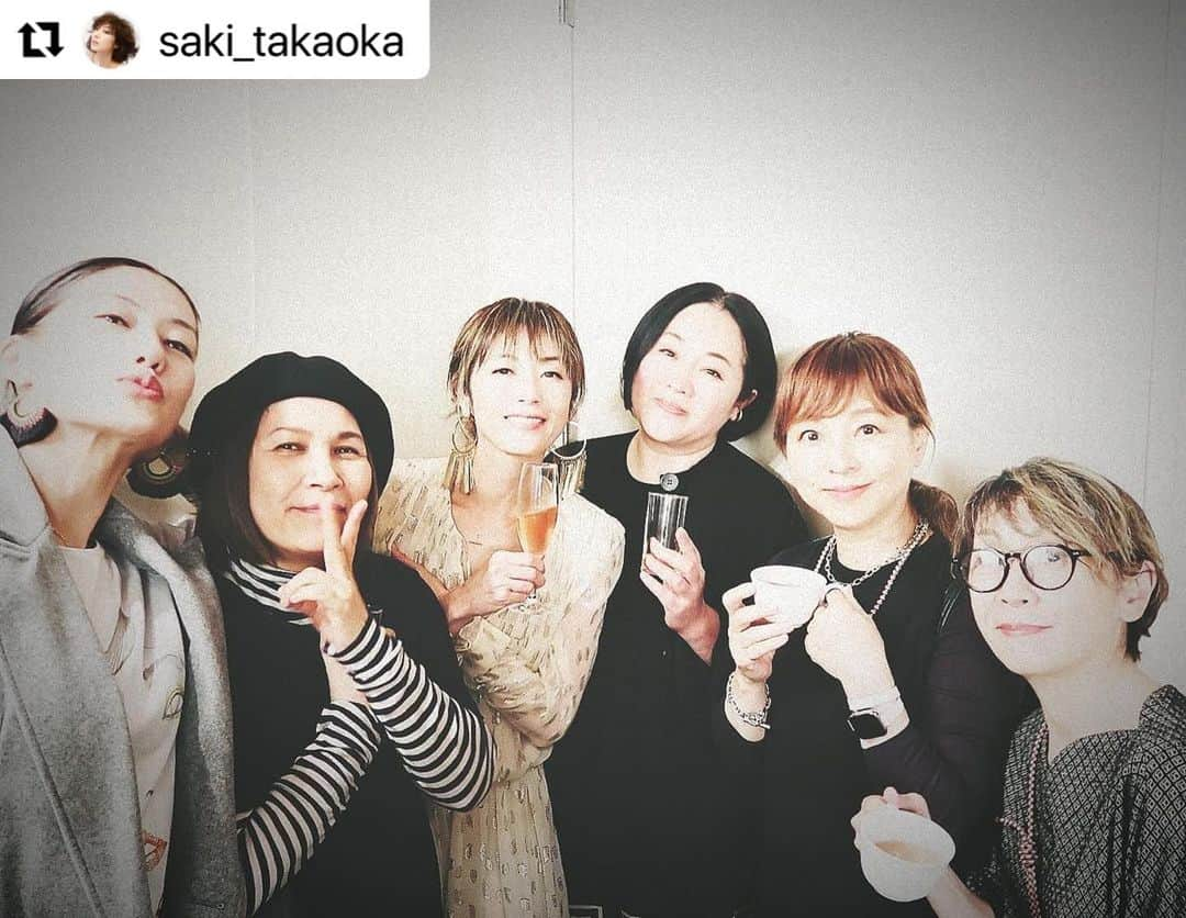 中野明海のインスタグラム：「#Repost @saki_takaoka with @use.repost ・・・ ライブ後の楽屋は、美の巨匠たちの集い。。 サイコー  #makeupartist  高岡早紀ちゃんの Cotton Clubでのライブに 仲良しが大集合🥂👏🏻✨ 最高の素敵な夜 ボサノヴァギターと耳を優しく撫でられるよな イパネマの娘 泣きそうでした✨✨✨✨✨ 🎵音楽って、大人って良いなぁ🎶✨ 楽屋のグラスが足りなくなり 私となっちゃんは🫖アフタヌーンティーみたいな風情でシャンパンいただいてます😆🍾🥂 #ヘアーメイク黒がちw photo: @grapicgram  @cottonclubjapan  #高岡早紀」