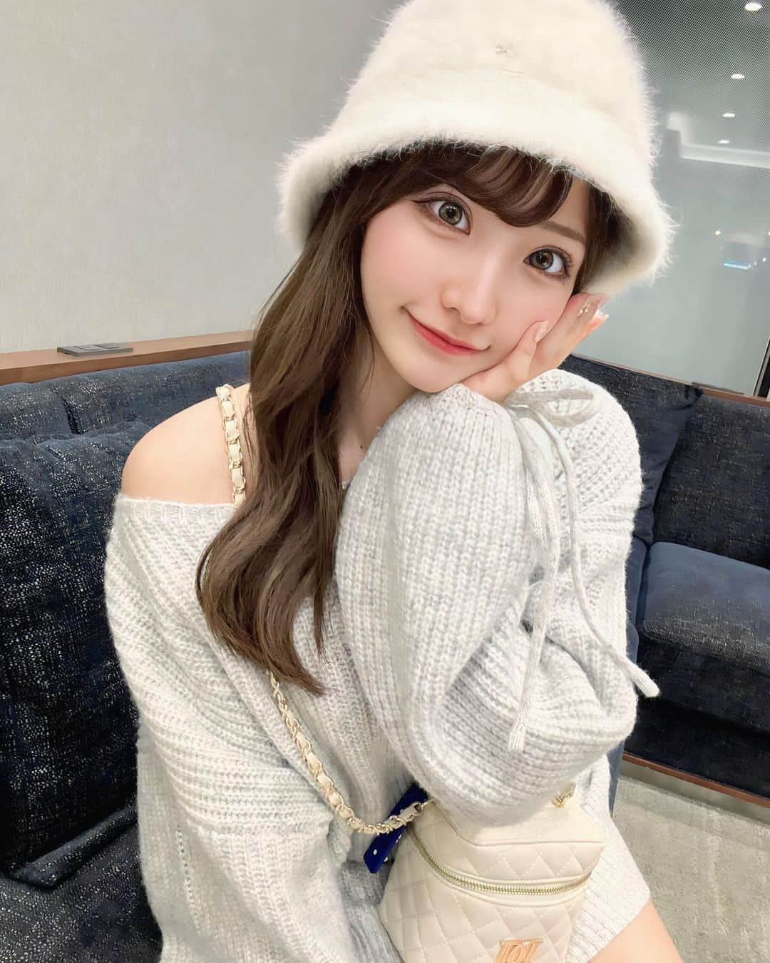 里仲ゆいのインスタグラム：「最近水色が好き🩵🩵🩵」