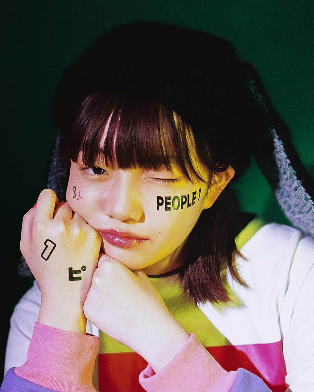 PEOPLE 1のインスタグラム：「PEOPLE 1 OFFICIAL GOODS 2023-2024 AW 1  グッズデザイン @coal_owl @people1_deu   映像、写真 @ndmbgm @studiokonbu  衣装 @nakajima___yuya  メイク @____katsura  モデル @rulu_225 @people1_deu」