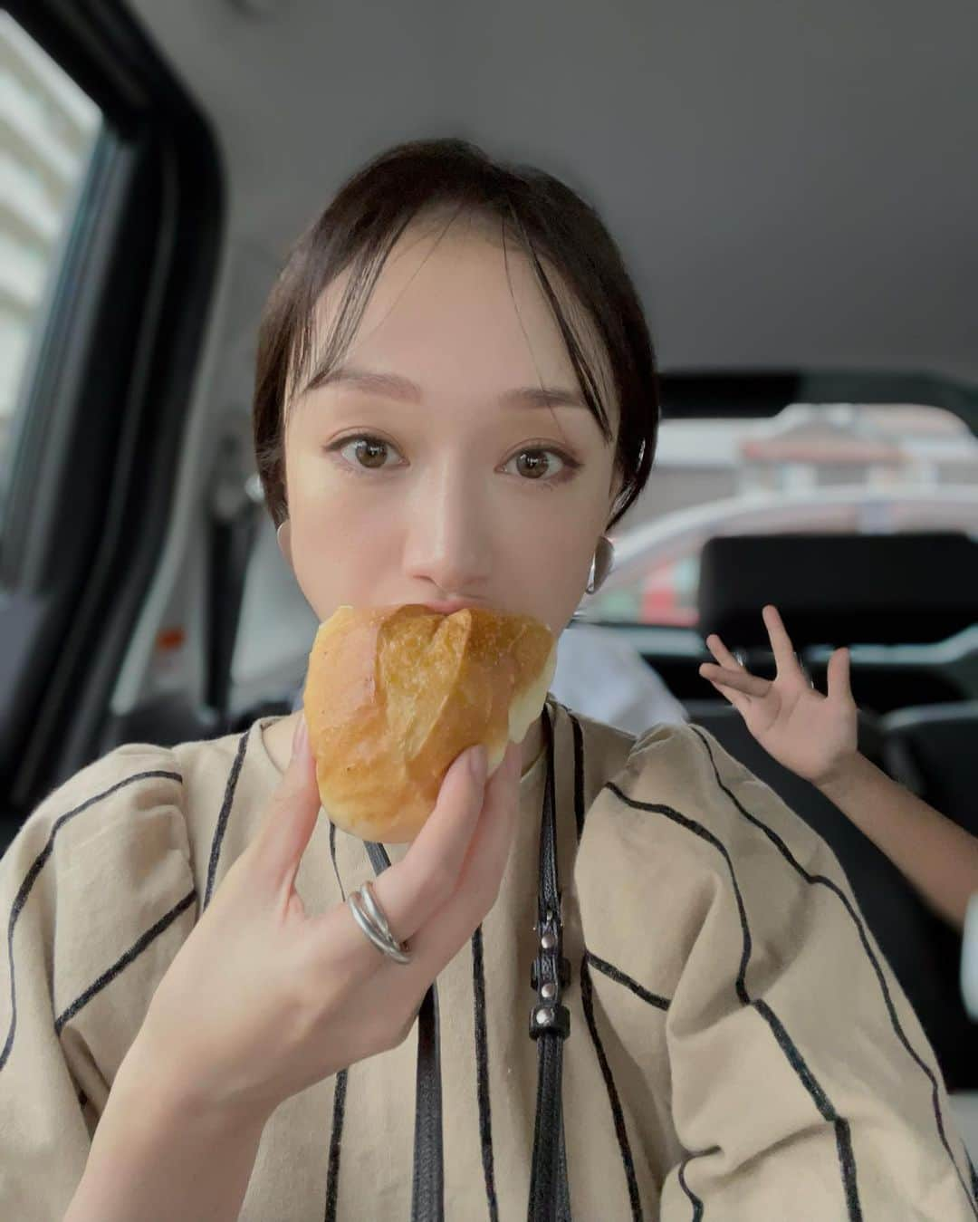 田中マヤさんのインスタグラム写真 - (田中マヤInstagram)「🥐🍞🥖🥯 大分県別府にある、大正5年から続く老舗のパン屋 『友永パン屋』 @tomonaga_panya   地元の方にも人気で 午前中で売り切れてしまうものもある 行列の絶えないお店！  1番人気のあんぱんの餡子は毎朝、職人が炊き上げていて 昔ながらの味わいのパン  レトロな外観も、どこか懐かしく😌  店内から、番号札と注文表を受け取り並びます。 （朝9時半くらいに行って20分くらい並びましたよ） 前に並んでいた方におすすめを聞いて、 ⚫︎クリームパン ⚫︎メロンパン ⚫︎ワンちゃん ⚫︎バターフランス ⚫︎チョコフランス ⚫︎チーズフランス を暖かいパン希望で注文！！  店内は、焼きたてのパンのいい香り🥹 大好きな魔女の宅急便のキキもおりましたよ🐈‍⬛  私はおすすめしてもらった、 チーズフランスから✨ 一口食べて🫢🫢🫢 うわっ！美味しいっ！って感動🥹 柔らかいフランス生地にトロッと暖かいチーズが🧀  ぺろっと食べちゃって 続けて  バターフランスを✨  きゃあ〜😳目を見開き、これまた感動🫢 柔らかいフランス生地の表面にパリっとした砂糖と中のバターが合わさって、甘じょっぱがたまらん〜👏🏻👏🏻  みなさん！この２つは絶対に絶対に食べてほしい🤩 見た目はシンプルだけど、ひと口食べたら、病みつきだよ〜！  〒874-0942 📍大分県別府市千代町2-29 ☎︎ 0977-23-0969 定休日:日曜・祝日（お盆・年末年始も含む） 営業時間:8:00〜18:00 駐車場あり  #大分県 #別府 #別府グルメ #友永パン屋 #パン #パン屋 #老舗 #旅行 #旅 #大分県グルメ #大分グルメ #行列のできる店 #行列 #焼きたてパン」10月21日 12時19分 - tanakamaya__official