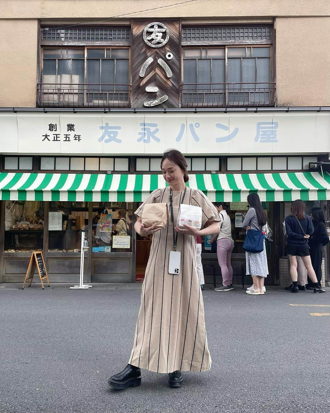 田中マヤさんのインスタグラム写真 - (田中マヤInstagram)「🥐🍞🥖🥯 大分県別府にある、大正5年から続く老舗のパン屋 『友永パン屋』 @tomonaga_panya   地元の方にも人気で 午前中で売り切れてしまうものもある 行列の絶えないお店！  1番人気のあんぱんの餡子は毎朝、職人が炊き上げていて 昔ながらの味わいのパン  レトロな外観も、どこか懐かしく😌  店内から、番号札と注文表を受け取り並びます。 （朝9時半くらいに行って20分くらい並びましたよ） 前に並んでいた方におすすめを聞いて、 ⚫︎クリームパン ⚫︎メロンパン ⚫︎ワンちゃん ⚫︎バターフランス ⚫︎チョコフランス ⚫︎チーズフランス を暖かいパン希望で注文！！  店内は、焼きたてのパンのいい香り🥹 大好きな魔女の宅急便のキキもおりましたよ🐈‍⬛  私はおすすめしてもらった、 チーズフランスから✨ 一口食べて🫢🫢🫢 うわっ！美味しいっ！って感動🥹 柔らかいフランス生地にトロッと暖かいチーズが🧀  ぺろっと食べちゃって 続けて  バターフランスを✨  きゃあ〜😳目を見開き、これまた感動🫢 柔らかいフランス生地の表面にパリっとした砂糖と中のバターが合わさって、甘じょっぱがたまらん〜👏🏻👏🏻  みなさん！この２つは絶対に絶対に食べてほしい🤩 見た目はシンプルだけど、ひと口食べたら、病みつきだよ〜！  〒874-0942 📍大分県別府市千代町2-29 ☎︎ 0977-23-0969 定休日:日曜・祝日（お盆・年末年始も含む） 営業時間:8:00〜18:00 駐車場あり  #大分県 #別府 #別府グルメ #友永パン屋 #パン #パン屋 #老舗 #旅行 #旅 #大分県グルメ #大分グルメ #行列のできる店 #行列 #焼きたてパン」10月21日 12時19分 - tanakamaya__official