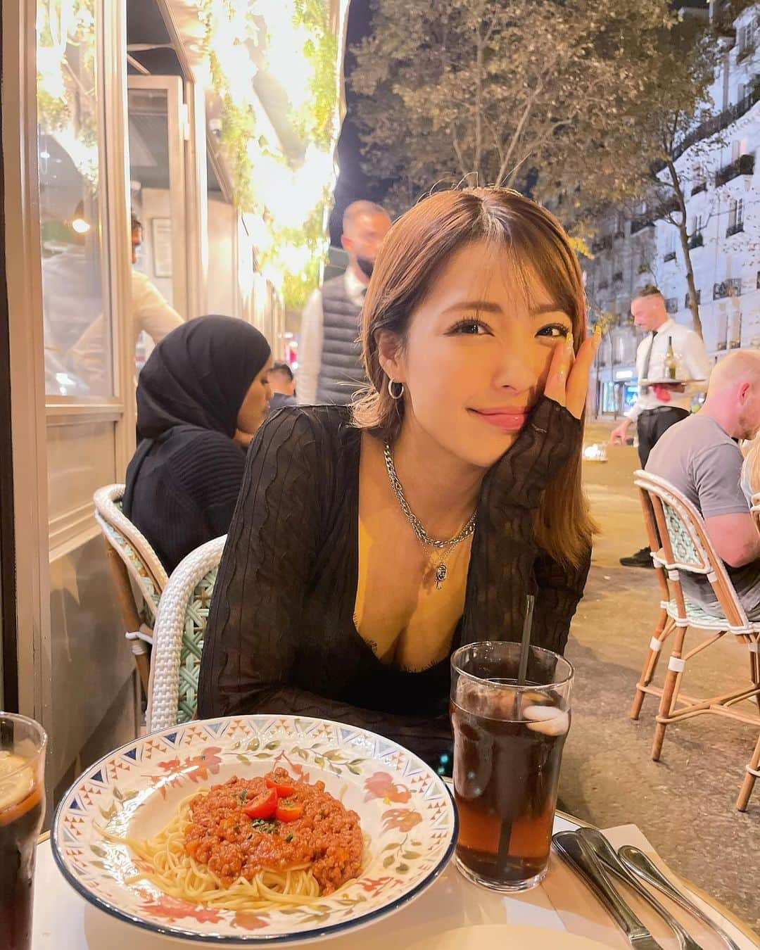 橋本梨菜のインスタグラム：「いっぱい食べるシリーズ🍝🫶  いつも色んな国で、日本のラーメン屋さんにいくんやけど パリのラーメンやさん、めちゃくちゃ美味しかった☺️🩵  今週は生放送おおかったねぇ🥹 今日もこれから生放送だよぅ  明日から地方ずーっと続くので、 体調くずさないように頑張ります✈️❤️‍🔥  ファンクラブの方にもたくさんオフショットあげてるので ぜひ、ファンティアでご加入くださいね🫨🩷」