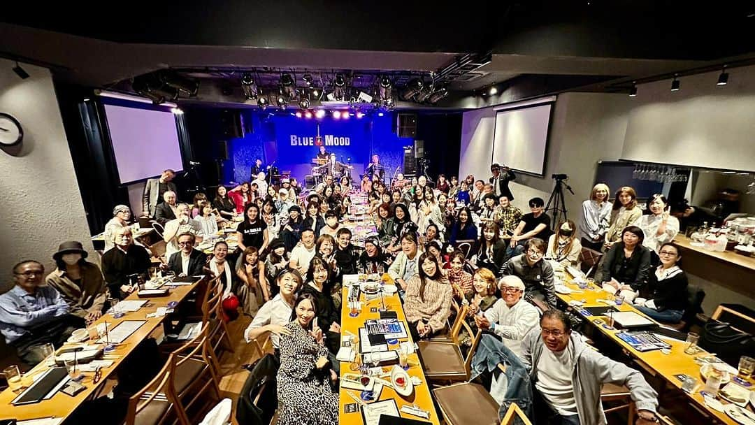 堀江淳のインスタグラム：「『堀江淳 BIRTHDAY LIVE 63』 満員御礼ありがとう😊 素晴らしい誕生日を迎えさせて頂きました。  そしてSNSでのたくさんのバースデーメッセージ、ありがとうございました🎂  #メモリーグラス #堀江淳  #ザベストテン #昭和歌謡  #1981年 #水割りをください  #弾き語り #ライブ #17ライブ #アコースティックギター #ブルームード」