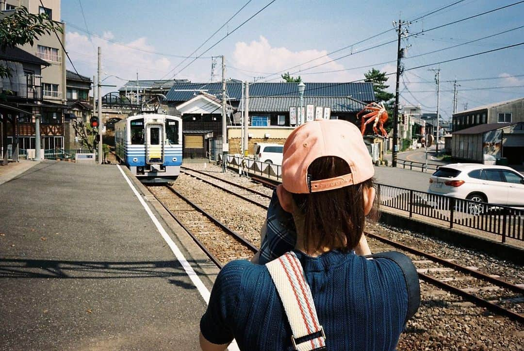 岡本沙紀のインスタグラム：「I miss the summer as hot as a frying pan 🦀🔥  焦げちゃうくらい熱い岩、カニのオブジェ、えち鉄、どれも恋しい  #japantravel #discoverjapan #japantrip #旅行コーデ #geography #geology #earthscience #landscape #japanesegirl #contaxt3 #nikonfm2 #portra160 #lifewithkodak #越前がに #えちぜん鉄道 #鉄道風景」