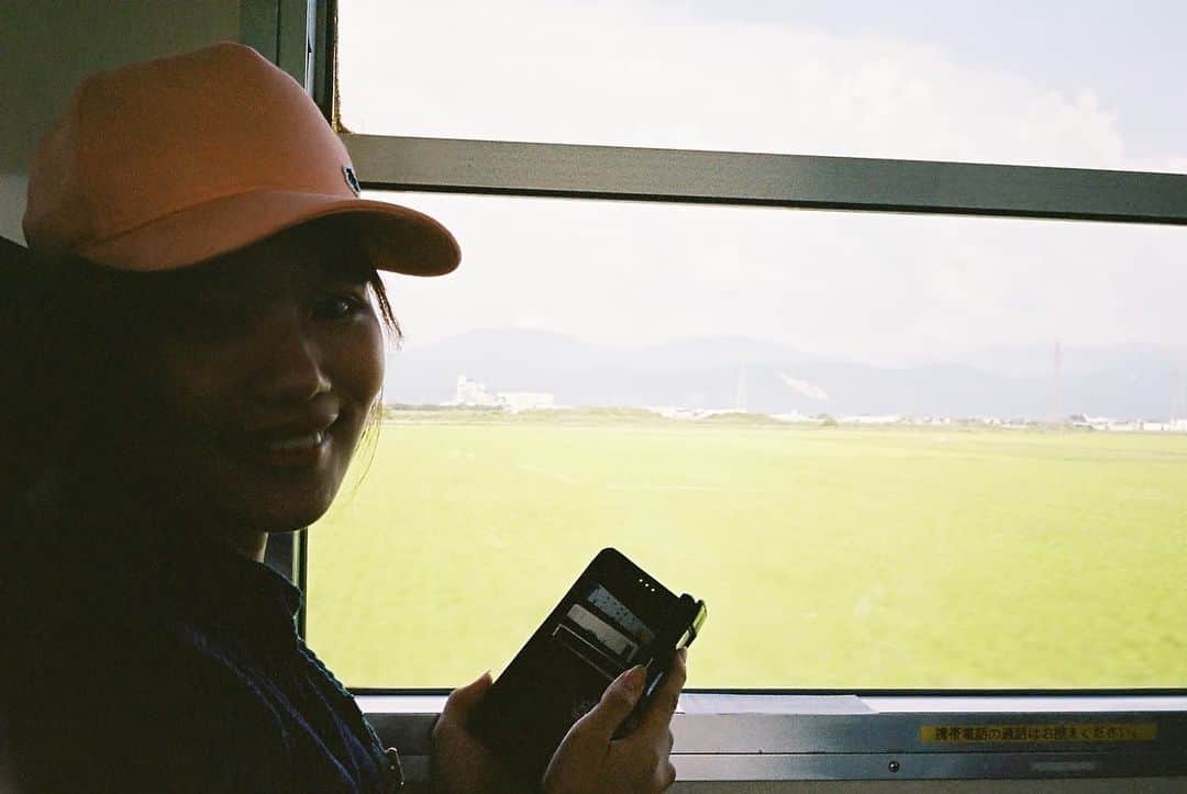 岡本沙紀さんのインスタグラム写真 - (岡本沙紀Instagram)「I miss the summer as hot as a frying pan 🦀🔥  焦げちゃうくらい熱い岩、カニのオブジェ、えち鉄、どれも恋しい  #japantravel #discoverjapan #japantrip #旅行コーデ #geography #geology #earthscience #landscape #japanesegirl #contaxt3 #nikonfm2 #portra160 #lifewithkodak #越前がに #えちぜん鉄道 #鉄道風景」10月21日 12時28分 - okamoto_sa_ki
