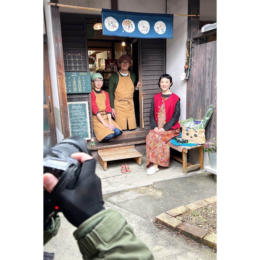 はなさんのインスタグラム写真 - (はなInstagram)「奈良の観光雑誌「ならめがね」最新号「奈良、フィルムカメラの似合う町」に出演してます😊フィルムカメラで切り取った奈良の風景は、あたたかな空気に包まれていました😌私も久しぶりにフィルムカメラを片手に散歩📷フィルムを現像して、写真を受け取るまでのワクワクする気持ち🤭久しぶりに味わいました！正倉院展も始まるし、奈良を訪れる際はぜひ参考にしてくださいね❣️ スタイリスト : 石井あすか ヘアメイク : 石川智恵 #ならめがね #奈良 #フィルムカメラ」10月21日 12時30分 - hanalovestaco