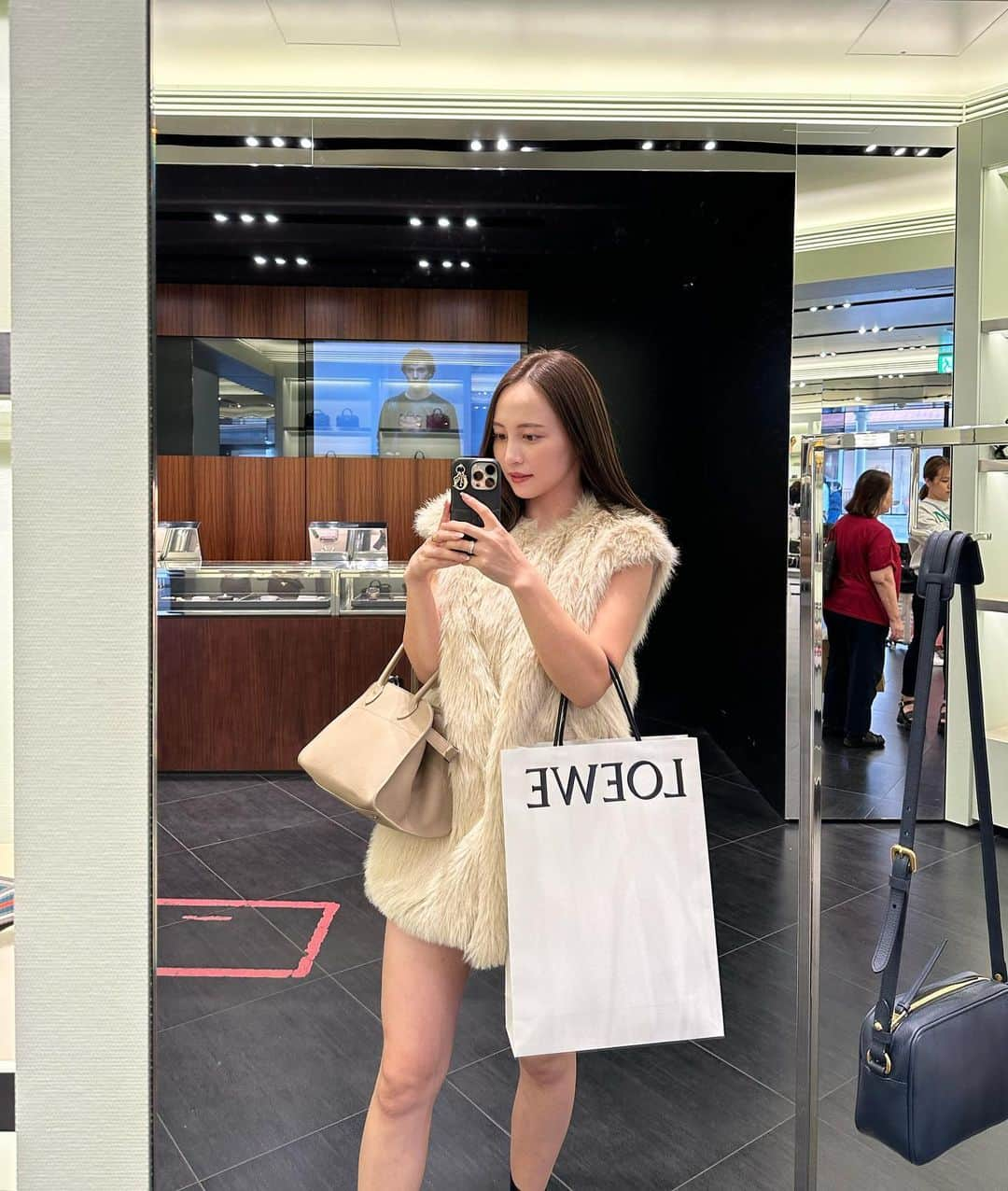 左近鈴乃さんのインスタグラム写真 - (左近鈴乃Instagram)「. outlet shopping vlog 🎀🎥🩶 好評で嬉しいです〜〜！  本当に本当にお気に入りのものを ゲットできた！この日はとってもツイテター！💘 購入品の紹介もしてるので 是非チェックしてくださいっ🏠  . 何年振りかのクレープまで食べちゃって、 (アウトレットの糖分補給といったらクレープ) 楽しかった思い出の写真たち🤳🏻🍌🍫  #アウトレット #神戸三田プレミアムアウトレット  #アウトレット購入品 #youtube」10月21日 12時31分 - suzuno_sakon