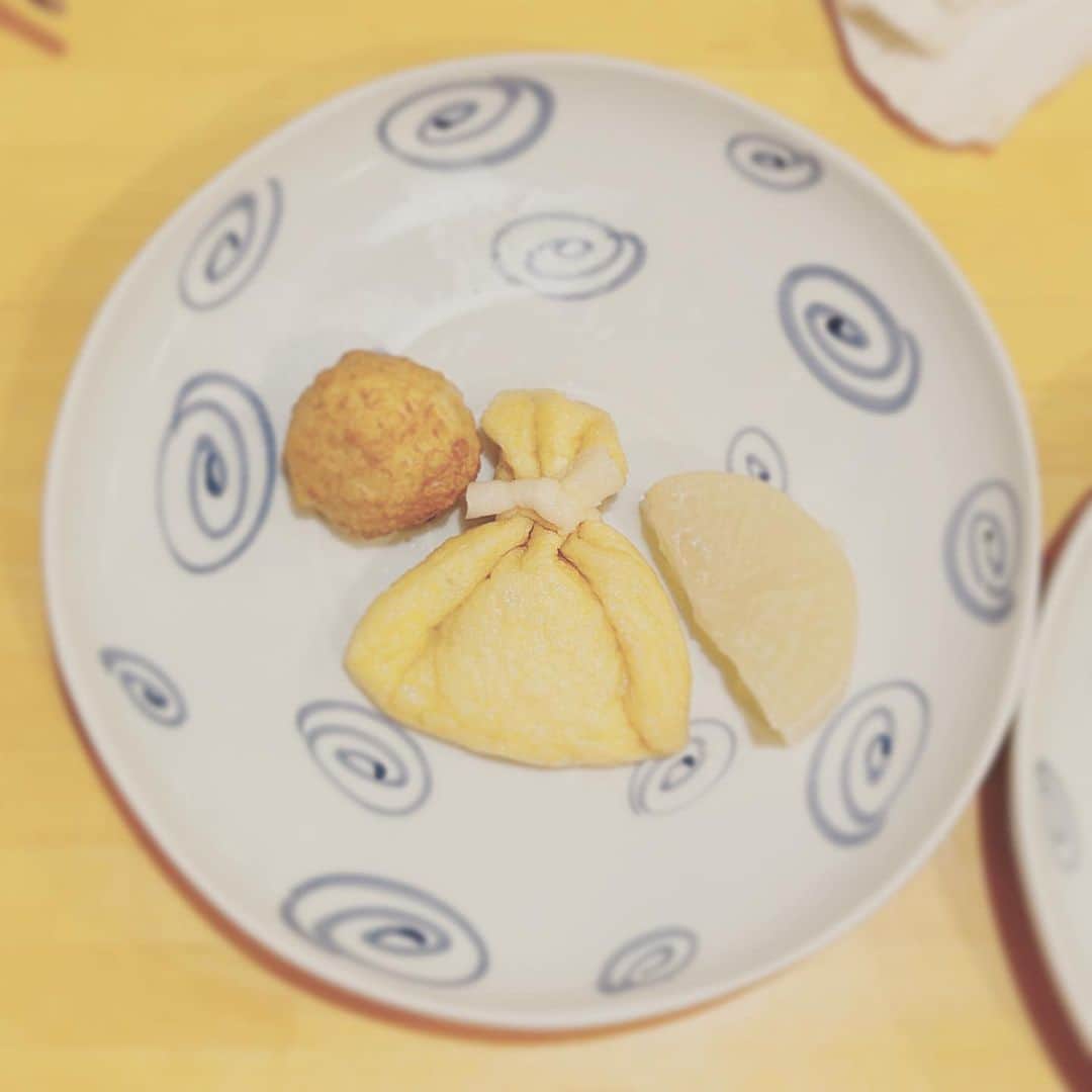 KIKIのインスタグラム：「ワンピースみたいなの食べたい👗 と娘 なになに？と思ったら もち巾着のことだった おでんの季節がやってきたね🍢✨」