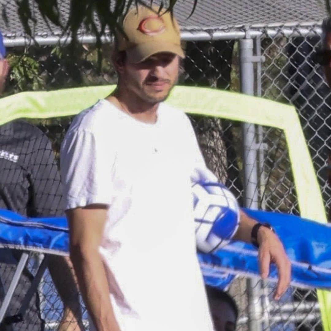 Just Jaredさんのインスタグラム写真 - (Just JaredInstagram)「Ashton Kutcher and Mila Kunis enjoyed the warm weather as they attended their son Dimitri's soccer practice on Friday in Los Angeles. Head over to JustJared.com for more photos! #AshtonKutcher #MilaKunis Photos: Backgrid」10月21日 12時31分 - justjared