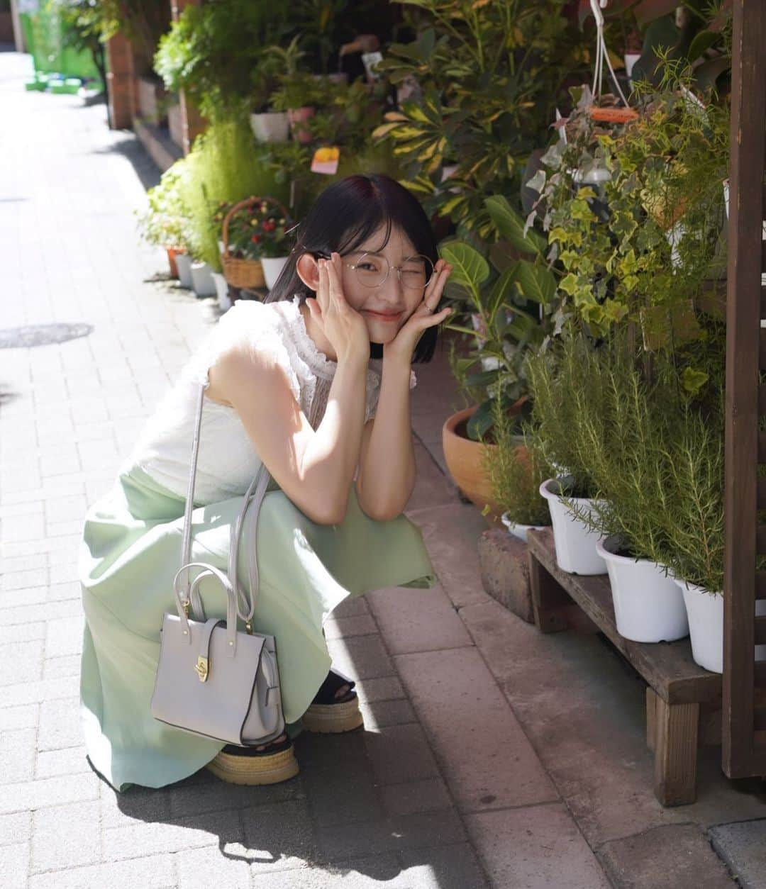 宮島めいさんのインスタグラム写真 - (宮島めいInstagram)「撮影のオフショット🌿  この時、天気すごく良い中植物に囲まれてて幸せだった🌼天気ポカポカだと幸せになる☺️✨  いつ出るのかお楽しみに〜💗」10月21日 12時43分 - miyajima_mei