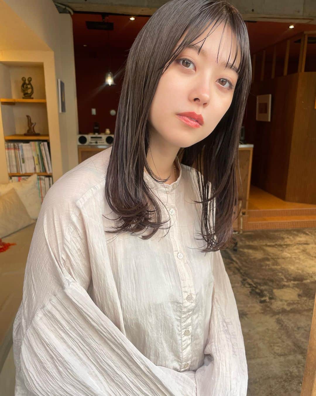 谷本琳音さんのインスタグラム写真 - (谷本琳音Instagram)「涼しいなと思う日も増えて グレーをいれて落ち着いた色にしてもらった🩶  はい、最高です いつも理想以上に仕上げてくれて  カットの時間のお喋りがとまらん 楽しすぎる  愛しきゆいさん、ありがとう！  @yaanyoyo   #yaan #グレージュ #レイヤーカット」10月21日 12時43分 - rion_tanimoto