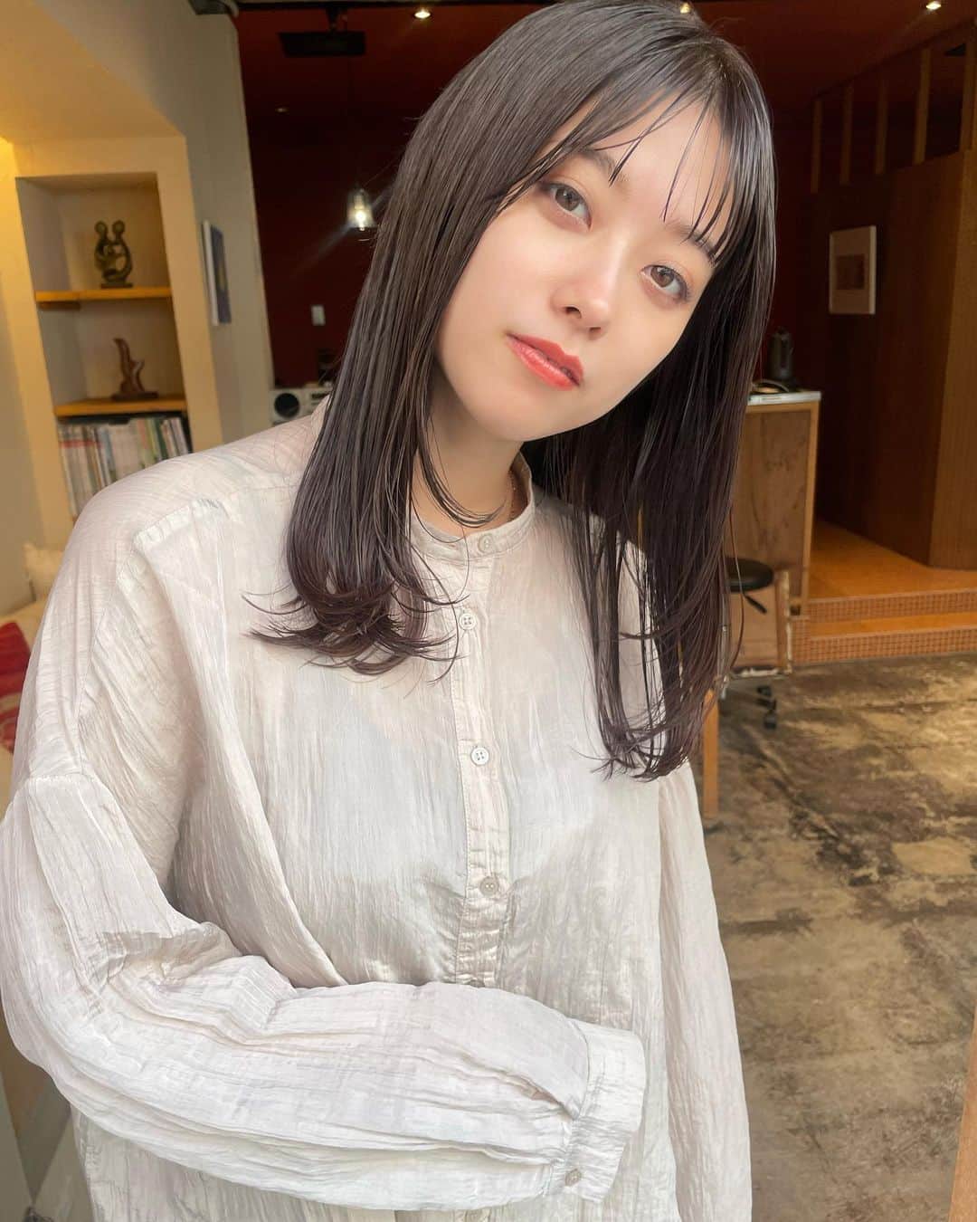 谷本琳音さんのインスタグラム写真 - (谷本琳音Instagram)「涼しいなと思う日も増えて グレーをいれて落ち着いた色にしてもらった🩶  はい、最高です いつも理想以上に仕上げてくれて  カットの時間のお喋りがとまらん 楽しすぎる  愛しきゆいさん、ありがとう！  @yaanyoyo   #yaan #グレージュ #レイヤーカット」10月21日 12時43分 - rion_tanimoto
