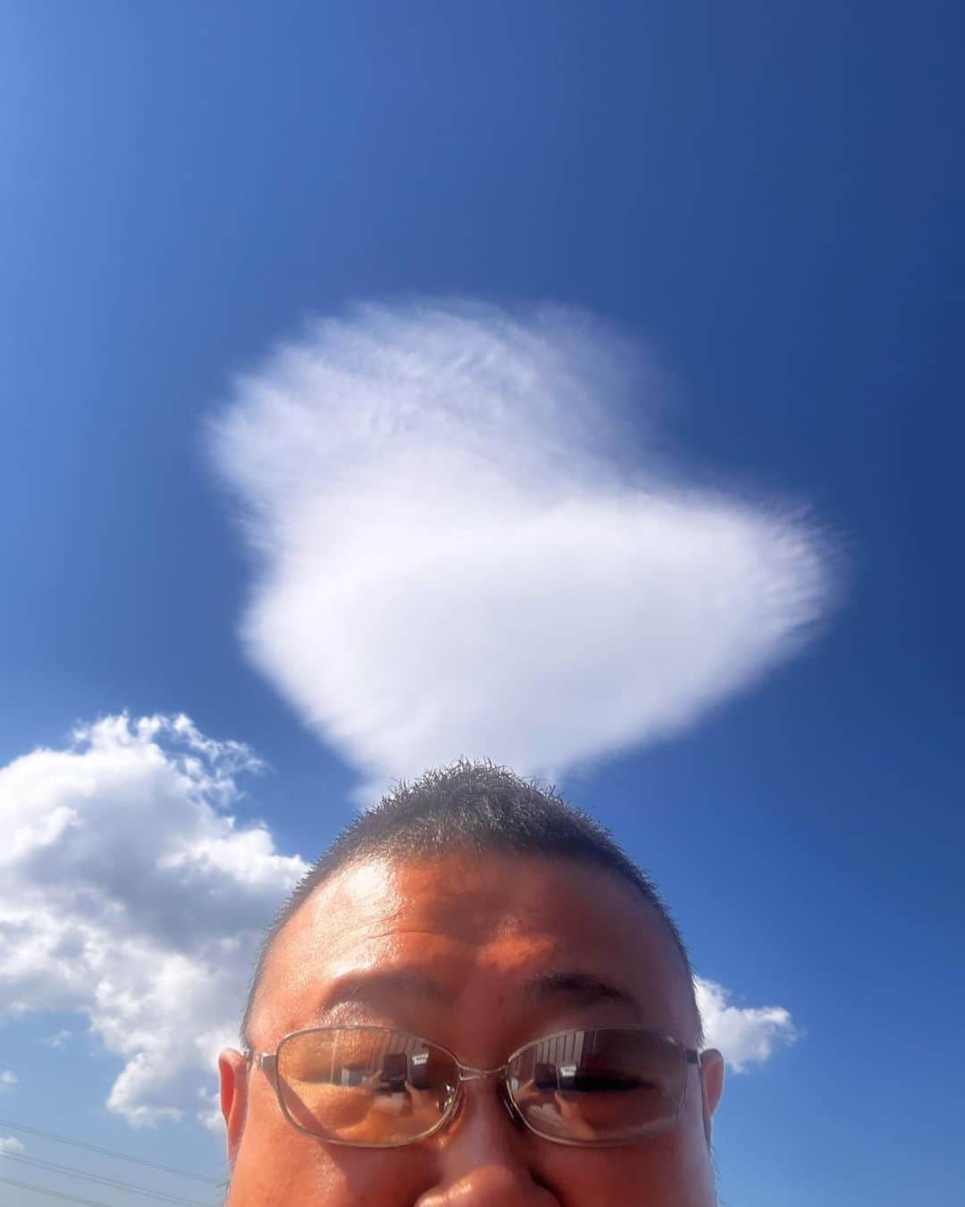 脇知弘のインスタグラム：「青空に綺麗な雲があったので📸 （※合成ではありません）  あぁ〜 美味しそうな雲🤣  #脇知弘#青空#雲#綺麗#美味しそう」