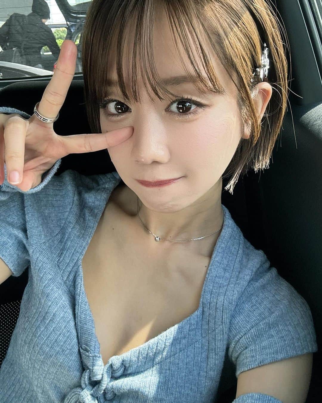 のインスタグラム：「先日、撮影の合間に✌️  #風つよすぎた #今年初のヘアカラーしたよ #ちょっとイメチェン」