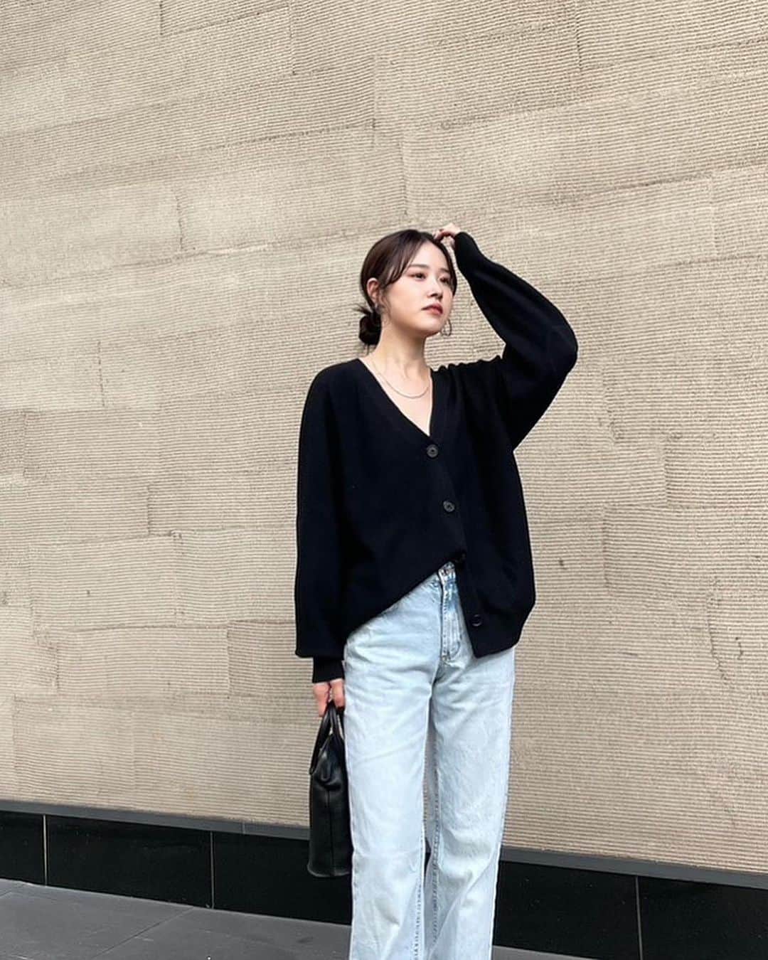 ETRÉ TOKYO ストアのインスタグラム：「@etretokyo  【10/19 New Arrival】 ㅤㅤㅤ ㅤㅤ #ETREエルボーパッドVネックニットカーディガン GREY / BLACK F size ¥20,900(tax in)  ㅤㅤㅤ ㅤㅤㅤ 新宿スタッフ @etretokyo_risa 160cm @etretokyo_tobi 157cm  ㅤㅤㅤ ㅤㅤㅤ着用カラー：BLACK  ㅤㅤㅤ  - - - - - - - - - - - - - - - - - - - - - - - - - - - -  商品詳細はTOPページURLよりチェック🔍 ›› @etretokyo_store  ㅤㅤㅤ スタッフコーディネートも毎日更新中【 #etretokyo_staff_ootd 】をフォロー🐿️  TOPページの"フォロー中"から 気になるスタッフのアカウントをフォロー🤝  - - - - - - - - - - - - - - - - - - - - - - - - - - - - ⁡  【INFORMATION】 ⁡ㅤㅤㅤ ⁡ ※ルミネカード会員様限定で店舗通販のご利用が可能です。  ⁡ ※お電話がつながりにくい可能性がございます。 ⁡ ※また混雑時には入場制限及び 試着点数の制限を設けさせて頂きます。 予めご了承ください。 ⁡ ⁡ ご理解、ご協力を賜りますよう 心よりお願い申し上げます。   ㅤㅤㅤ 【LUMINE SHINJUKU STORE】 ETRÉ TOKYO ルミネ新宿2店 TEL：03-5989-0979  ー営業時間ー (平日、土日祝)11:00-21:00 ⁡  #etretokyo#etre#fashion#etretokyoshinjuku #etre#2023etre#etretokyo_staff_ootd#2023aw #大人ファッションコーデ #シンプルスタイル  #オトナカジュアルコーデ #デニムコーディネート #フラットシューズ #白黒コーデ #モノトーンコーディネート #黒縁メガネ」