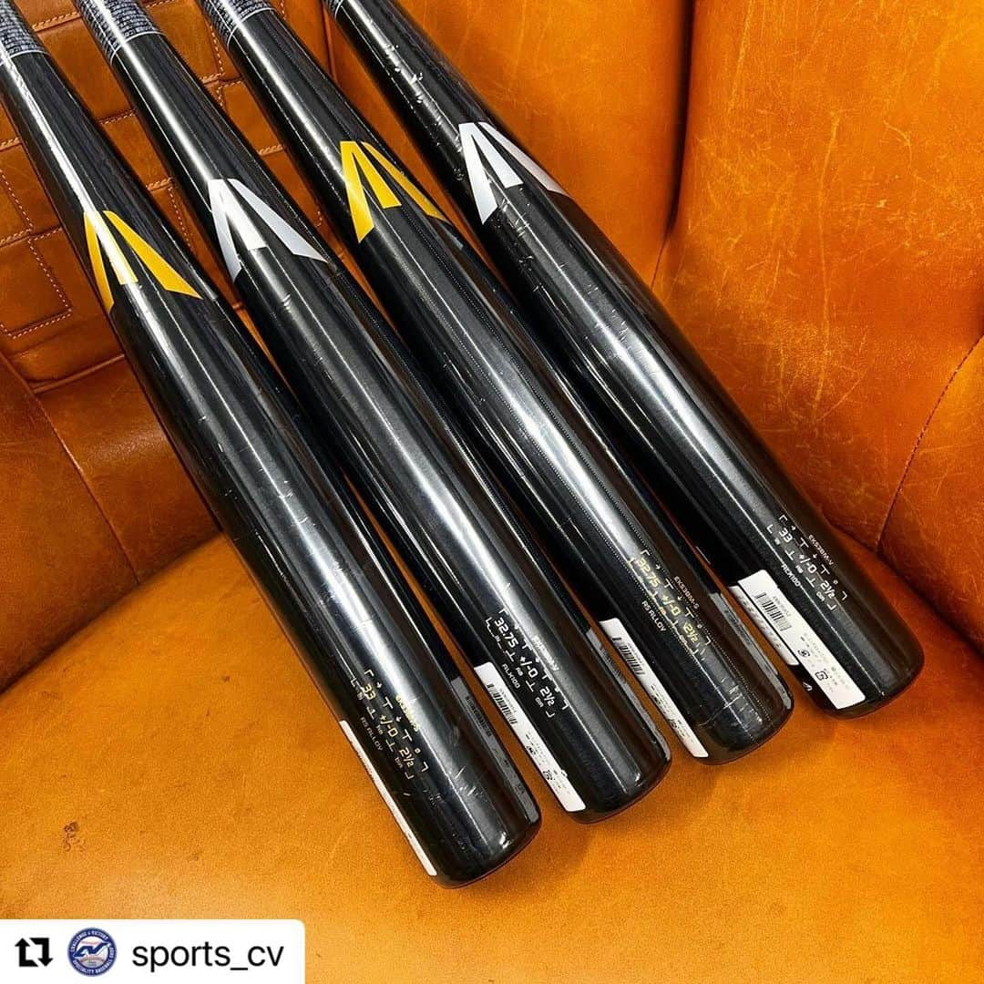 Rawlings Japanさんのインスタグラム写真 - (Rawlings JapanInstagram)「#Repost @sports_cv with @use.repost ・・・ イーストン硬式新基準バット入荷しました✨ 先日の #トクサンTV にて取り上げられていた高校野球新基準バットになります🔥  シルバー→柔らかく乗せて運ぶ打感 ゴールド→硬く弾く打感  音を重視する選手も多いですが、非常に高音で気持ち良いです⚾️  動画はこちら→ 【https://youtu.be/Cu7h9uTfhnk?si=iykaMAU4PFnGLP8T】 #イーストン #EASTON #RAWLINGS #ローリングス #高校野球 #新基準バット  #バット #野球 #⚾️ #野球好きな人と繋がりたい  #超野球専門店CV @easton_japan_official」10月21日 12時49分 - rawlings_japan_llc