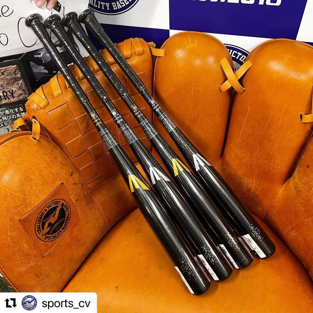 Rawlings Japanさんのインスタグラム写真 - (Rawlings JapanInstagram)「#Repost @sports_cv with @use.repost ・・・ イーストン硬式新基準バット入荷しました✨ 先日の #トクサンTV にて取り上げられていた高校野球新基準バットになります🔥  シルバー→柔らかく乗せて運ぶ打感 ゴールド→硬く弾く打感  音を重視する選手も多いですが、非常に高音で気持ち良いです⚾️  動画はこちら→ 【https://youtu.be/Cu7h9uTfhnk?si=iykaMAU4PFnGLP8T】 #イーストン #EASTON #RAWLINGS #ローリングス #高校野球 #新基準バット  #バット #野球 #⚾️ #野球好きな人と繋がりたい  #超野球専門店CV @easton_japan_official」10月21日 12時49分 - rawlings_japan_llc