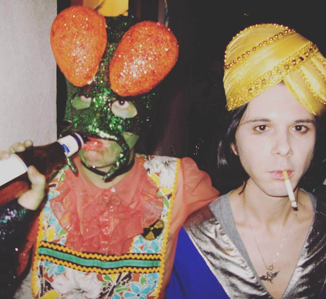 Karen Oのインスタグラム：「TGIF Atomic bug lovers and our 3rd wheel Naboo ‘08 🎃  @indiesleaze jogging the memories 🤘」