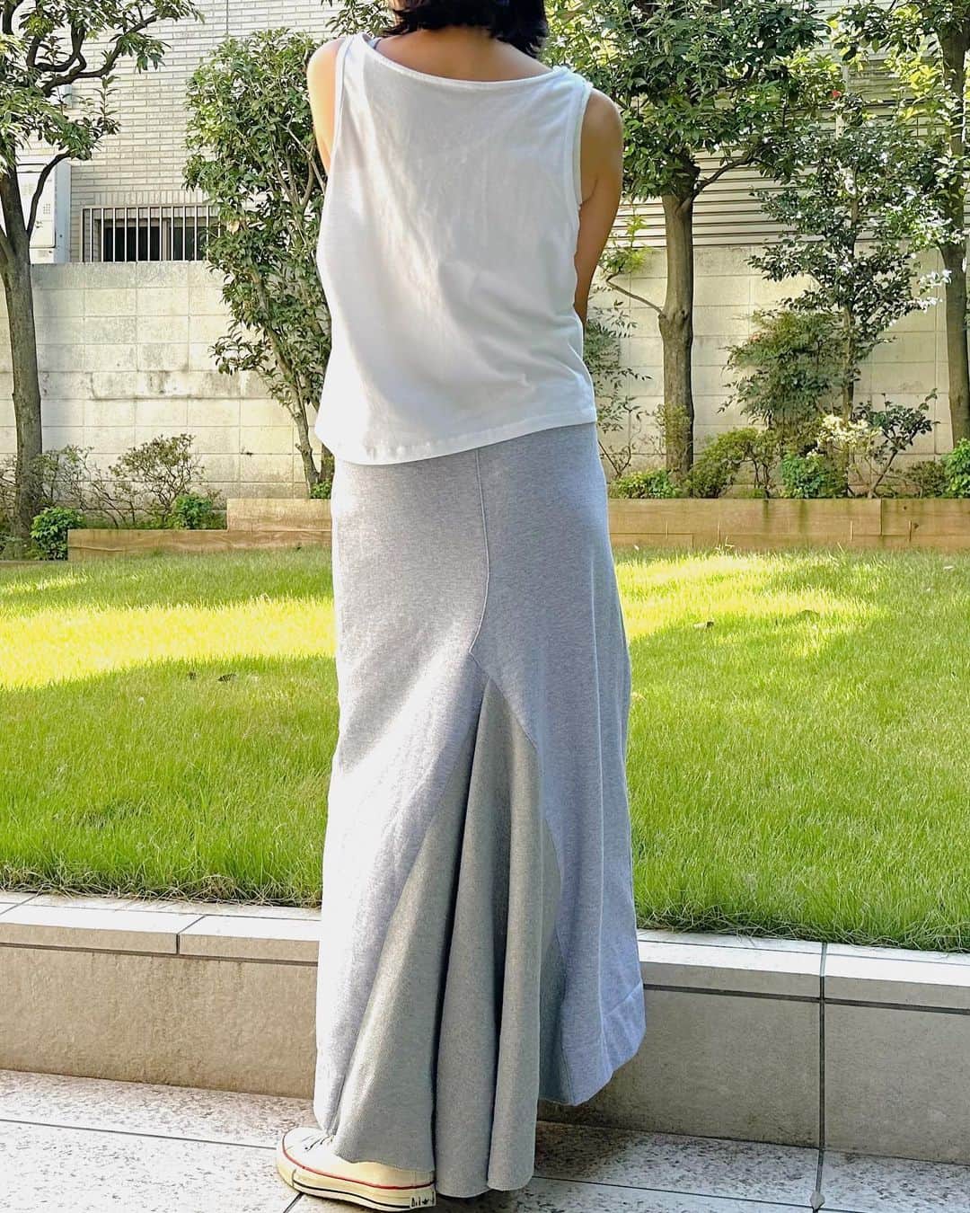 李ヒャンさんのインスタグラム写真 - (李ヒャンInstagram)「Tops/  LAYARED TANK(white) SHORT PARKA(beige) Skirt/ SWEAT LONG SKIRT(grey) 1枚で2枚重ね着してるみたいに見えるタンクトップ。 外側はゆったりめですが、中のリプタンクはぴったりめなので大きめなインナーだと見えちゃうな、、とか気にせず着ていただけると思います。 ショートパーカーのこんなレイヤードもオススメです♡  *予約特典ありの予約会は23日(月)21時までです。  #fashion #style #dailyfashion #casualstyle #remake #herfee #herfee2024ss #herfee_official」10月21日 12時51分 - 73hyang
