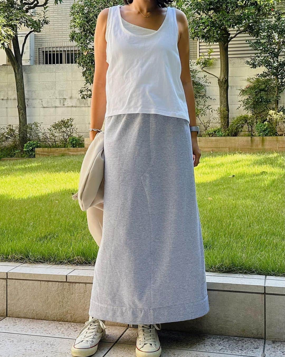 李ヒャンさんのインスタグラム写真 - (李ヒャンInstagram)「Tops/  LAYARED TANK(white) SHORT PARKA(beige) Skirt/ SWEAT LONG SKIRT(grey) 1枚で2枚重ね着してるみたいに見えるタンクトップ。 外側はゆったりめですが、中のリプタンクはぴったりめなので大きめなインナーだと見えちゃうな、、とか気にせず着ていただけると思います。 ショートパーカーのこんなレイヤードもオススメです♡  *予約特典ありの予約会は23日(月)21時までです。  #fashion #style #dailyfashion #casualstyle #remake #herfee #herfee2024ss #herfee_official」10月21日 12時51分 - 73hyang