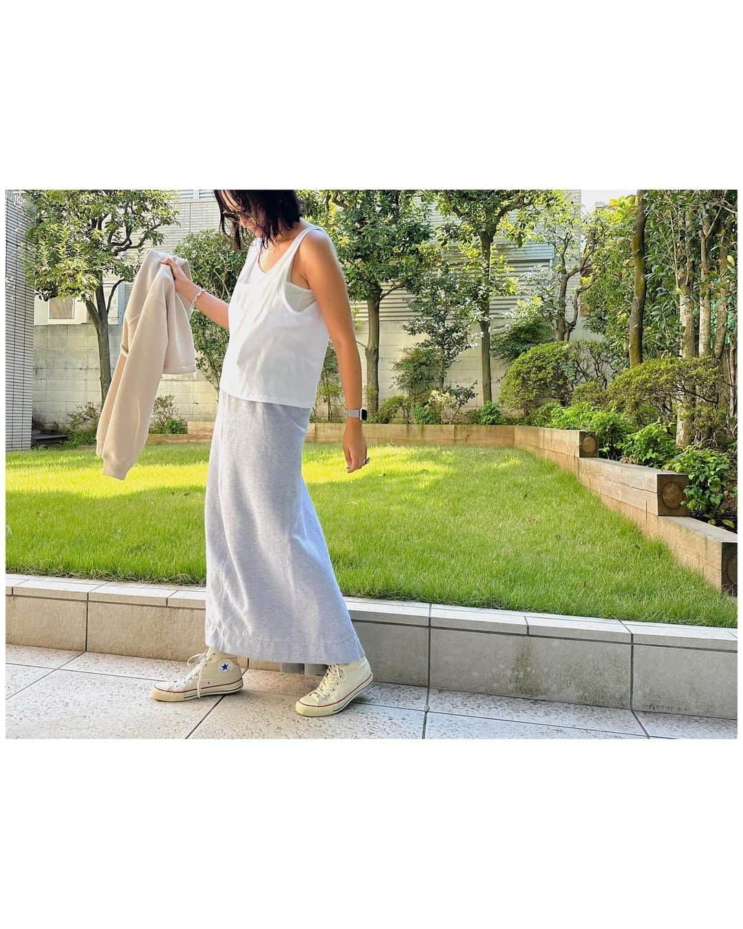 李ヒャンさんのインスタグラム写真 - (李ヒャンInstagram)「Tops/  LAYARED TANK(white) SHORT PARKA(beige) Skirt/ SWEAT LONG SKIRT(grey) 1枚で2枚重ね着してるみたいに見えるタンクトップ。 外側はゆったりめですが、中のリプタンクはぴったりめなので大きめなインナーだと見えちゃうな、、とか気にせず着ていただけると思います。 ショートパーカーのこんなレイヤードもオススメです♡  *予約特典ありの予約会は23日(月)21時までです。  #fashion #style #dailyfashion #casualstyle #remake #herfee #herfee2024ss #herfee_official」10月21日 12時51分 - 73hyang