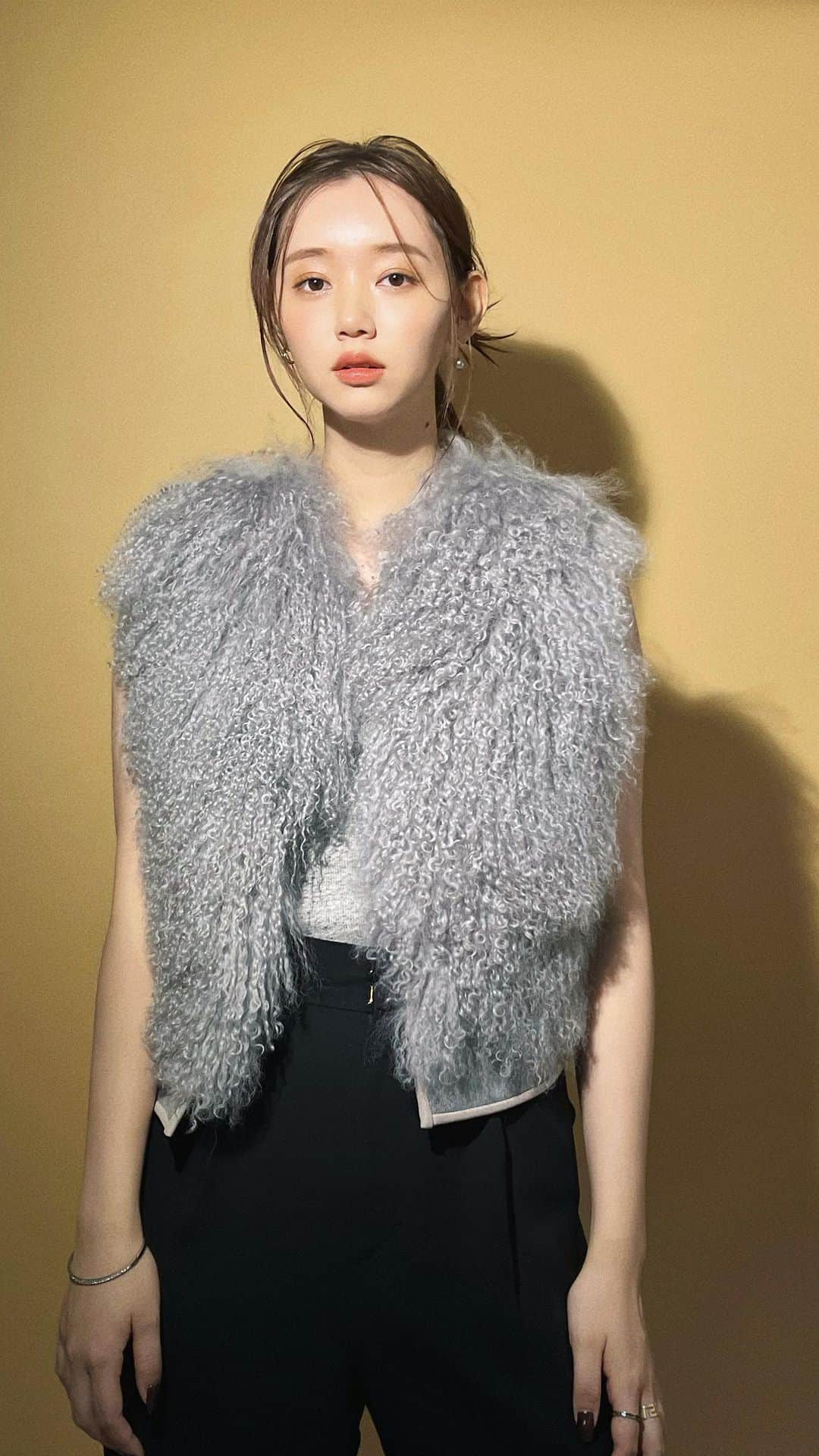 江野沢愛美のインスタグラム：「10/20 発売の MAQUIA登場しております〜 ゆかりさんの企画で神戸さんだったからSeventeenの撮影してるのかと思っちゃった🤣🩵 @yukarihayashi  @kanbepouty  この神タッグはSTでの連載を思い出して嬉しかったです。  誰でもできるコンシーラーを使ったワザを教えていただきました☺︎ 是非ご覧ください〜！」