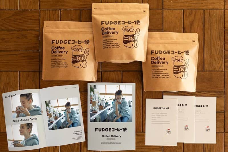 FUDGEさんのインスタグラム写真 - (FUDGEInstagram)「【FUDGE コーヒー便☕️】昨年好評だったFUDGEオリジナルブレンドのコーヒーをお届けする企画が復活‼︎ 受注販売中のアイテムをご紹介  「FUDGE コーヒー便」は、2022年に『FUDGE』創刊20周年を迎えたことを記念してスタートしたスペシャル企画。「コーヒーとの新たな出逢い」をテーマに、FUDGE オリジナルブレンドのコーヒーを全3回、毎月お届けします💌  ●FUDGEの世界観をおうちカフェとして楽しんで🏠 自分なりのお洒落をして毎日を楽しく過ごしてほしいと願っているFUDGEが、日常の中で大切だと考えるのがカフェでゆっくり過ごしたり、コーヒーを味わったりするささやかな時間。FUDGEがお届けするコーヒーで新たな発見や出逢いを楽しんで欲しい、という想いを込めました。  ●パリジェンヌの3つのコーヒー時間をイメージしたオリジナルブレンド🇫🇷 今回は本屋さんで働くパリジェンヌを主人公に、3つのコーヒー時間をイメージしたオリジナルブレンドを制作しました。はじまりの朝、一息つきたいスイーツタイム、夜寝る前の癒しの時間…それぞれのシーンに合わせたコーヒーは、毎日のささやかなエッセンスになってくれるはずです！  ●スペシャルティコーヒー専門店「REC COFFEE」とコラボ🫘 今回タッグを組む「REC COFFEE」は、コーヒー好きからも定評のある、福岡・博多を中心に東京・渋谷や水道橋にも店舗展開するスペシャルティコーヒー専門店。代表の岩瀬由和さんは、バリスタの世界大会で準優勝した実績を持ち、日本にスペシャルティコーヒーを広めた立役者のひとり。そんなコーヒー業界を牽引する「REC COFFEE」とコラボレーションして、オリジナルブレンドのコーヒーを作りました。  ●全3回購入者特典！FUDGE コーヒー便 限定ミニブックをプレゼント✨ 全3回定期便を購入した方だけ！コーヒー時間をさらに楽しくさせてくれる限定ミニブック「FUDGE COFFEE mag」をプレゼントいたします。今回の主人公、本屋さんで働くパリジェンヌのコーヒー時間をビジュアル付きのストーリーで体感できたり、コーヒー好きが教えるおすすめのコーヒーショップや映画、本などなど、FUDGEならではのコーヒーにまつわるトピックスをご紹介。最後のvol.3と一緒にお届けしますので楽しみにお待ちください！  ●FUDGE コーヒー便 セット内容🎁 受注期間：2023年10月12日（木）～11月10日（金）9:59 ※受注予定数に達し次第、受注受付を終了いたします。 特設サイト：https://fudge.jp/fudgetab/coffee-2023/  ※受注販売は、特設サイトにて行います。  購入プランは3種類！ ＼すべて楽しみたい方はこちら！／  プラン1：【FUDGE コーヒー便 （全3回コース）】￥1900×3回分  ※税込。合計価格￥5700。別途、送料を加算。単品購入よりも600円お得‼︎ ・コーヒー（粉 or 豆）150g × 3回  ・コーヒー便カード 1枚 × 3回 ※写真のカードはイメージとなり実物とは異なります。  ・ミニブック「FUDGE COFFEE mag」1冊 ✨  ＼まず試してみたい方はこちら！／  プラン2：【FUDGE コーヒー便 （vol.1 morning coffee）】￥2100  ※税込。別途、送料を加算。  ・コーヒー（粉 or 豆）150g  ・コーヒー便カード 1枚 ※写真のカードはイメージとなり実物とは異なります。   ＼クッキーとのペアリングも楽しめる！／  プラン3：【FUDGE コーヒー便 ×kyanae.bon（全3回コース）】 ￥5680×3回分  ※税込。合計価格￥17040。別途、送料を加算。  ・コーヒー（粉 or 豆）150g × 3回  ・コーヒー便カード 1枚 × 3回 ※写真のカードはイメージとなり実物とは異なります。  ・kyanae.bon クッキー缶 × 3回  ・ミニブック「FUDGE COFFEE mag」1冊 ✨  商品について詳しくはこちら☟  https://fudge.jp/fudgetab/coffee-2023/ プロフィール欄のURLからアクセスできます。 もしくはFUDGE.jpにて、『コーヒー便』で検索🔍  #FUDGEコーヒー部 #FUDGEコーヒー便 #ファージー #コーヒー便 #コーヒー好きな人と繋がりたい #コーヒー #コーヒーのある暮らし #コーヒータイム #コーヒーブレイク #コーヒー好き #コーヒーのある生活 #コーヒー豆 #ハンドドリップ #ハンドドリップコーヒー #サブスク #コーヒーサブスク #fudge #fudge_magazine #ファッジ」10月21日 12時56分 - fudge_magazine